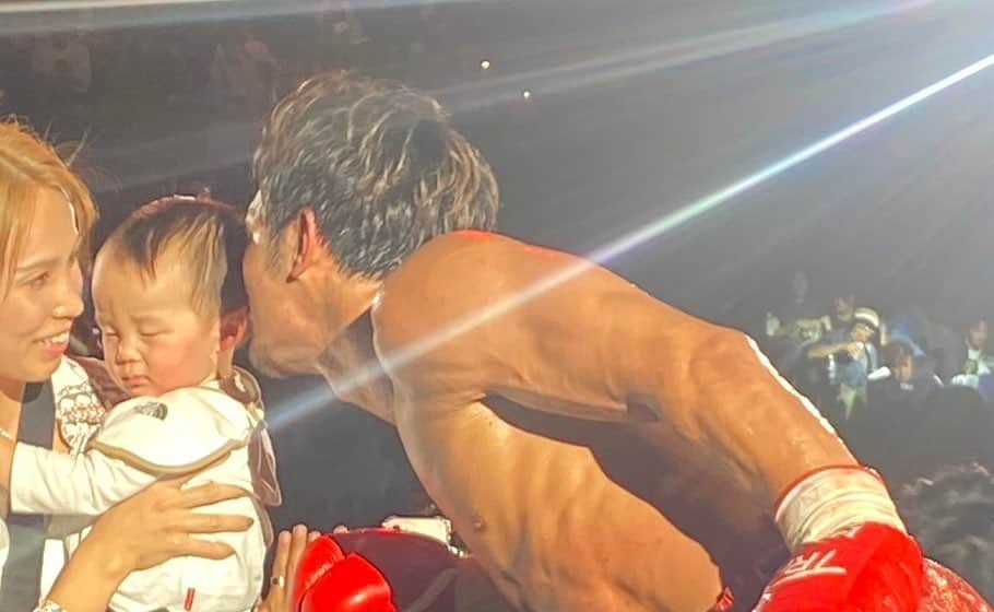 犬童美乃梨さんのインスタグラム写真 - (犬童美乃梨Instagram)「【𝐊-𝟏 𝐖𝐎𝐑𝐋𝐃 𝐆𝐏 𝟐𝟎𝟐𝟑】 初代ミドル級王座決定トーナメント  たくさんの応援ありがとうございました！  《一回戦目》 ヴィニシウス・ディオニツィオ選手に1R KO 《準決勝》 ムスタファ・ハイダ選手に判定勝ち 《決勝》 ハッサン・トイ選手に KO負け  今回の試合に向けて、、 かなり追い込んで練習をしていました。 今回に向けてというより 神保選手に負けてから今までとは比べ物にならないくらい...だからあの時負けて良かったです...どの試合も負けていいわけじゃないけど負けて得たものが大きかったです。  今回は決勝で負けてしまいましたが練習環境、ファイトスタイル、食事、減量方法、水抜きの方法を変えて 今回あの戦い方になったし身体つきもだいぶ変わったんだと思います。 こうやって今ここに書いていてすごく上から目線な言い方に恥ずかしくなりますが、、🙇‍♂️ 何がいいたいかっていうと 本当に強かったです。 強いです。めちゃくちゃ。 でもタイミング、打たれたところが悪く決勝で倒れてしまいました。 でもそれはもうしょうがないし あのまま死ななくてよかったなと思っています。  本当に弱くない 弱いって言ってる人の気がしれない、 (あ〜格闘技のこと全然知らない人なんだな〜って思って聞いてますが&殴りたい気持ちでいっぱいです。笑)  1dayトーナメントでは 本当に何が起こるかわからないです、 でもそれがK1なんだなと改めて思いました。  昨日は本当に勇気をたくさんもらいました。  感動をありがとう♡ @shintaro.matsukura  みなさん たくさんの応援ありがとうございました！  #k1_wgp  #トーナメント #ミドル級  #世界トーナメント  #松倉信太郎」6月4日 16時08分 - minudo