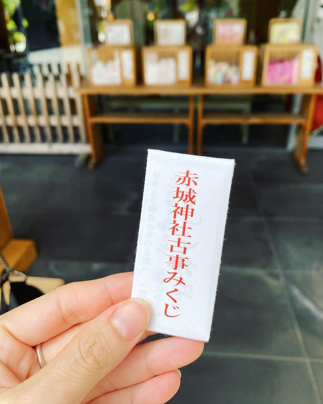 眞仲里奈さんのインスタグラム写真 - (眞仲里奈Instagram)「御朱印帳デビュー✌︎  東京のお伊勢さま、東京大神宮の御朱印帳です。 蝶々がかわいい🦋  神楽坂の赤城神社にも行きました！ 現代的な境内でびっくり👀  #東京大神宮 #御朱印帳 #赤城神社 #神楽坂 #神社めぐり #ゲゲゲの鬼太郎」6月4日 16時09分 - rina.manaka