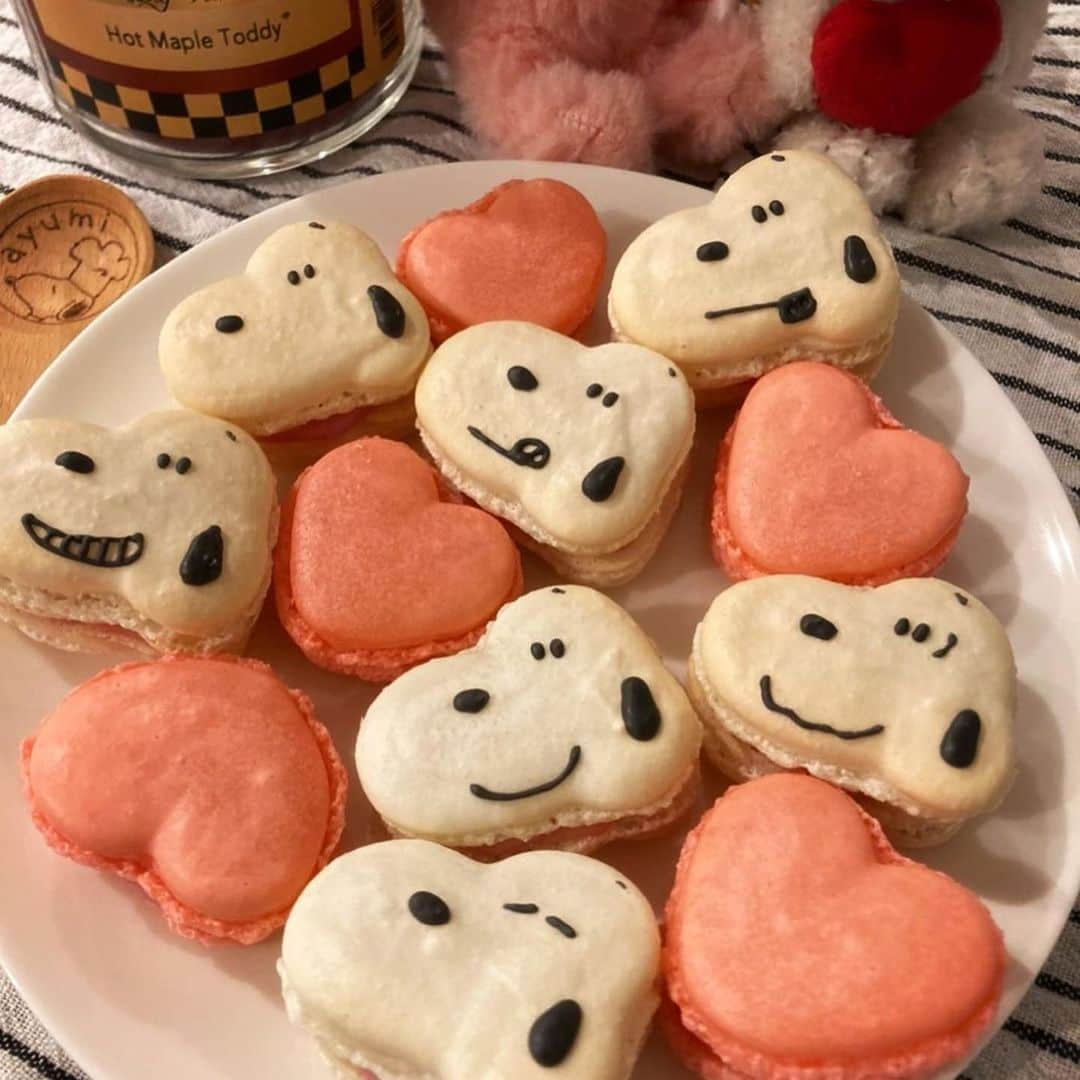 R i R y (リリー)さんのインスタグラム写真 - (R i R y (リリー)Instagram)「『キャラ系マカロン🍪🥣』  可愛すぎるキャラ系マカロン🤎 ぜひおうちカフェの参考にしてみてね👩‍🍳  ✴︎---------------✴︎---------------✴︎  ▶▶掲載する写真を募集中📸 カワイイ写真が撮れたら、@velle.jp をタグ付けするか、ハッシュタグ #velle_jp をつけて投稿してみてね✨ velle編集部と一緒にカワイイで溢れるvelleを創っていこう😚  ✴︎---------------✴︎---------------✴︎  #スヌーピー #スヌーピーマカロン #ミッフィー #ミッフィーマカロン #おうちカフェ #カフェ好きな人と繋がりたい #お菓子作り #マカロン #マカロン作り #手作りお菓子 #手作りマカロン #キャラスイーツ #おうちカフェ #ホームカフェ #キャラマカロン #マイクマカロン  #たべっ子どうぶつガチャ #ディズニーマカロン #手作りマカロン #マカロン手作り #キャラマカロン #動物マカロン #トゥンカロン #トゥンカロン作り」6月4日 18時00分 - velle.jp