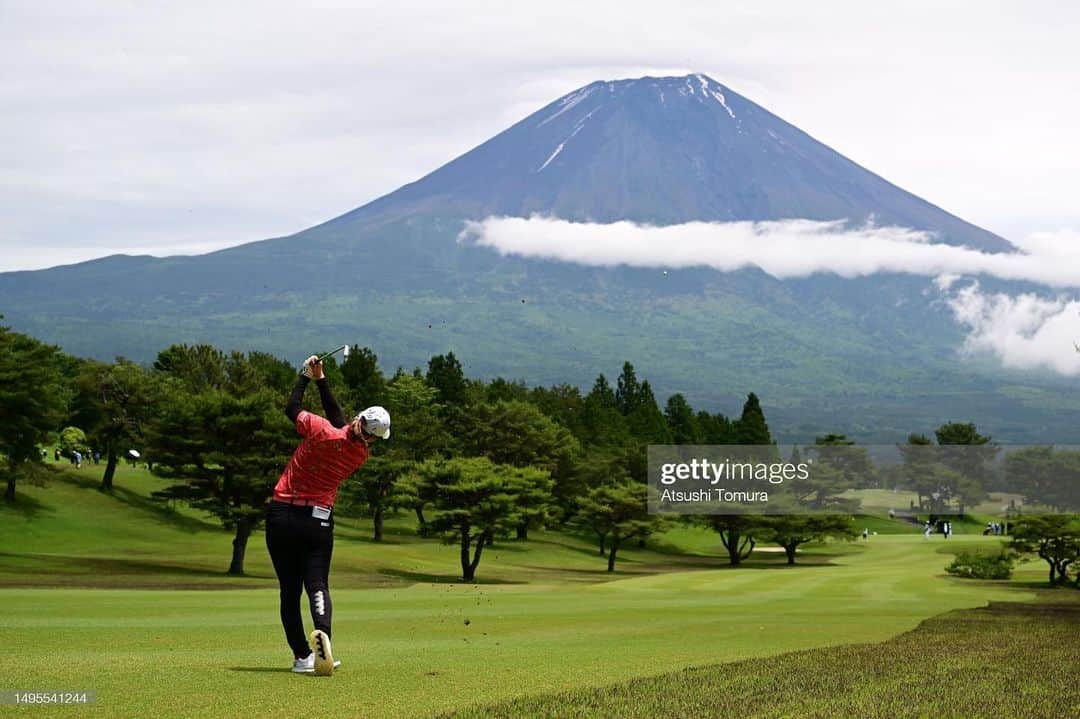 福山恵梨のインスタグラム：「. 地域みらいグループレディス佐嘉窓乃梅カップ、リシャール・ミル　ヨネックスレディスゴルフトーナメント、2試合戦ってきました！ リシャールミルヨネックスレディスは推薦を頂き出場させていただきました。ありがとうございます🙇‍♀️  ゴルフの内容は惜しいゴルフ続きになってますが、ティーショットからパターまでミスの少ないゴルフができるよう調整しているところです✨ 休む間もなく明日はサントリーの予選会に出場します！ みなさんにいいご報告ができるよう頑張ってきます😌  #パンツとシューズ #ムータマークがかわいい #初日の朝の富士山綺麗でした！」