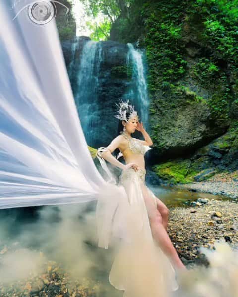 Loxyのインスタグラム：「water fall's shooting! 🌞晴れた〜！ 暑いの苦手ダヨ💦  あしたはたのしいミラノだぉー〜!🎉  メイク薄いと かおがブスすぎる(T_T)  📷photo by:⁠@couros_photography 💃costume designed by:⁠hanan  🧚model:Loxy  🏞️🏞️🏞️🏞️🏞️🏞️🏞️🏞️🏞️🏞️🏞️🏞️🏞️🏞️🏞️🏞️🏞️🏞️🏞️🏞️🏞️🏞️🏞️🏞️🏞️🏞️🏞️🏞️ #滝#滝行#キャンプ#山 #撮影#自然が好き #自然が好きな人と繋がりたい #waterfall #river#shooting #dancer #followme #likes#likeforall」