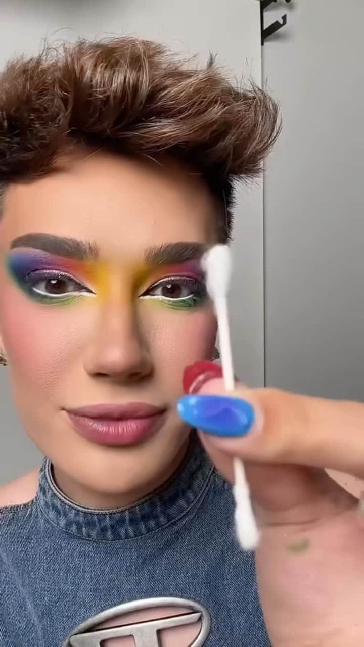 ジェームス・チャールズのインスタグラム：「Using Q-tips for the cutest new makeup hack?! ☁️👀」