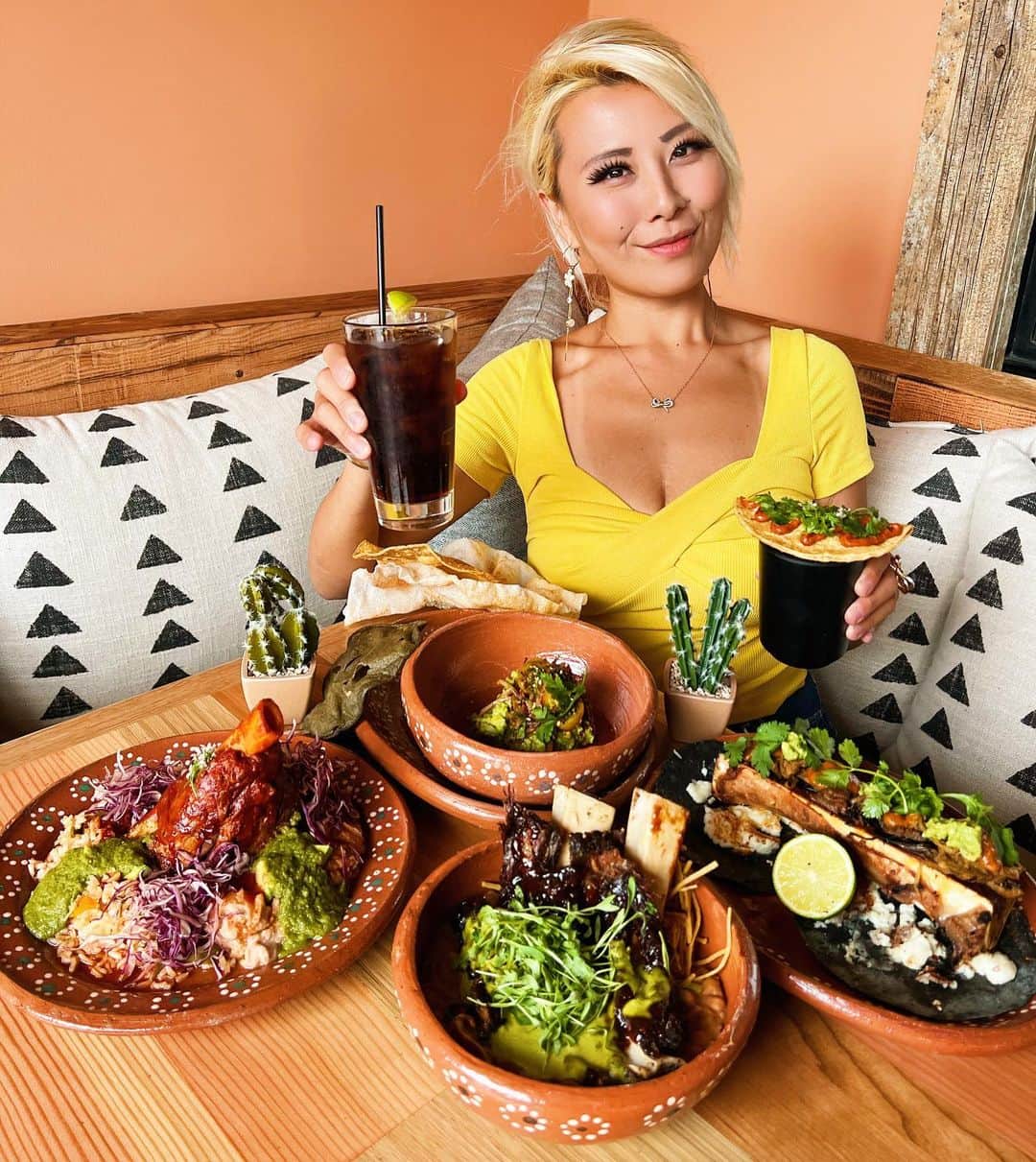 ライナ・ホワンさんのインスタグラム写真 - (ライナ・ホワンInstagram)「@durangocantina was such a fun spot to grab some delicious Mexican food and their patio is beautiful 😍 the bone marrow tacos are a must try 🤤」6月5日 2時59分 - rainaiscrazy