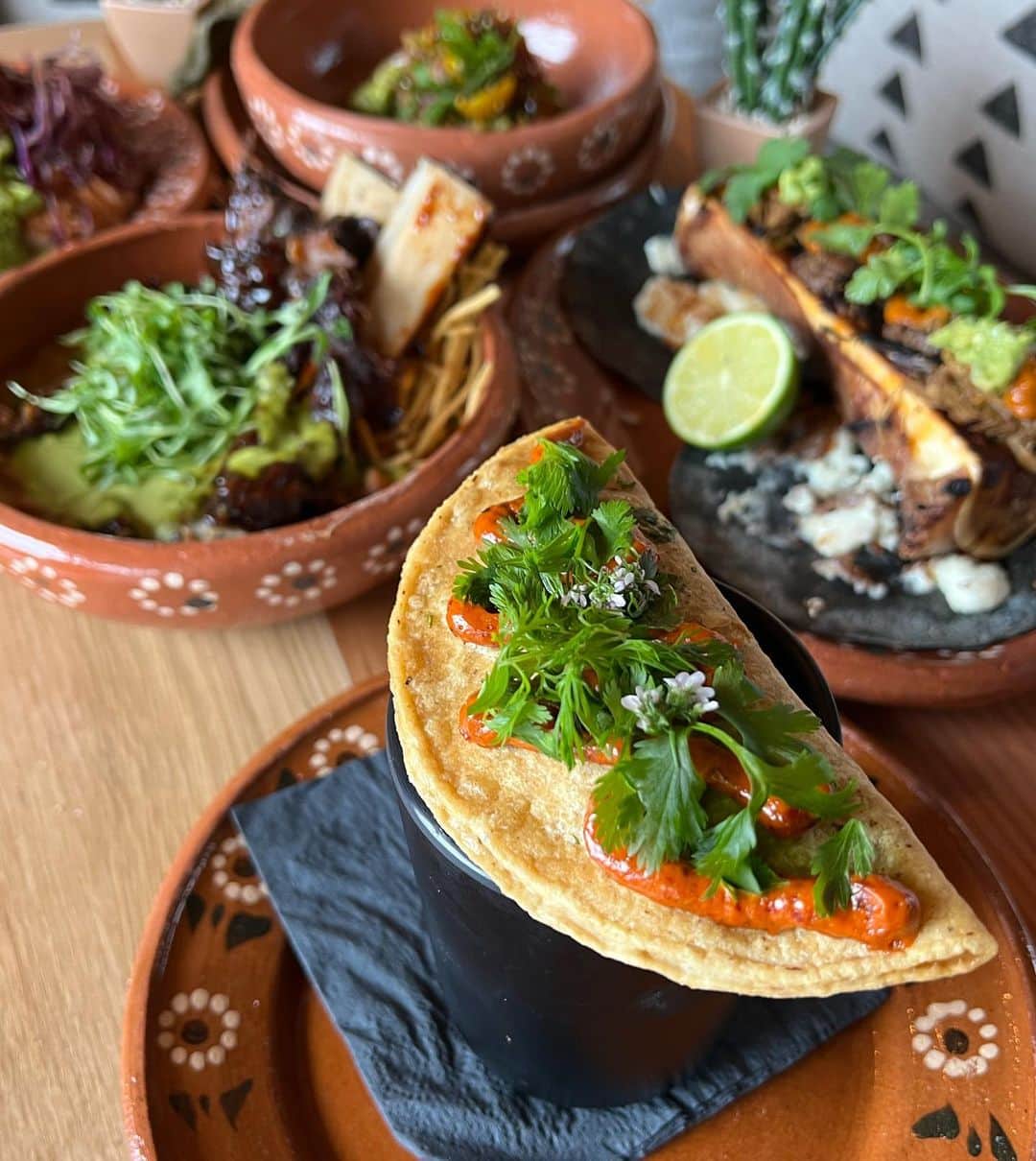 ライナ・ホワンさんのインスタグラム写真 - (ライナ・ホワンInstagram)「@durangocantina was such a fun spot to grab some delicious Mexican food and their patio is beautiful 😍 the bone marrow tacos are a must try 🤤」6月5日 2時59分 - rainaiscrazy