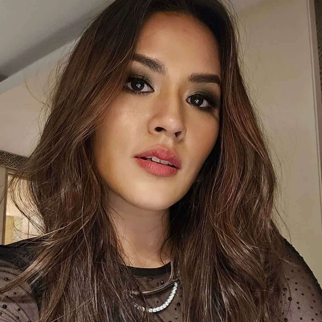 Raisa Andrianaさんのインスタグラム写真 - (Raisa AndrianaInstagram)「Ketika awut2an selesai manggung tapi sayang mau hapus makeup.. abadikan dulu dgn selfie yaa 🫶」6月5日 1時36分 - raisa6690