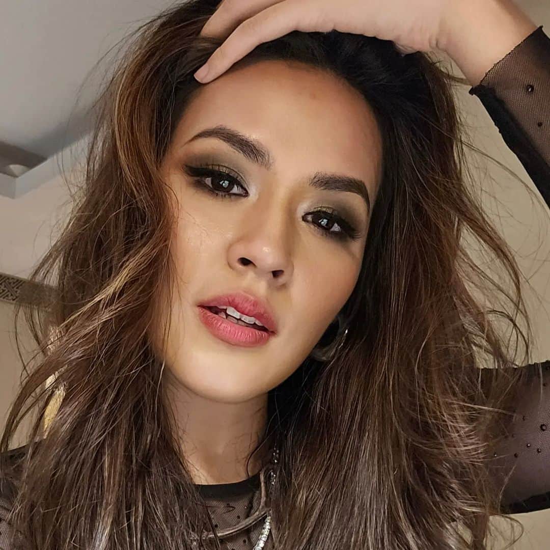 Raisa Andrianaのインスタグラム：「Ketika awut2an selesai manggung tapi sayang mau hapus makeup.. abadikan dulu dgn selfie yaa 🫶」