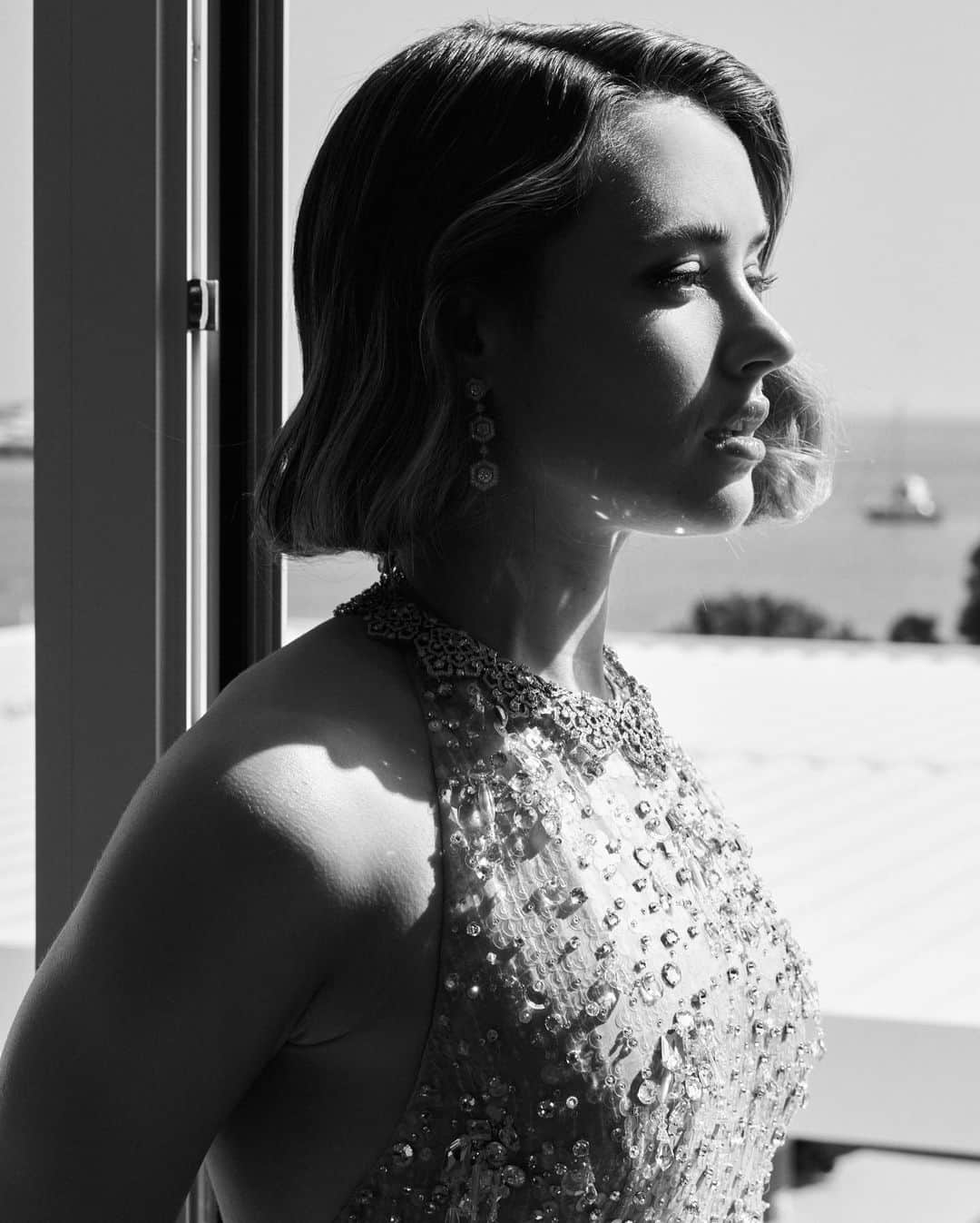キャサリン・ラングフォードのインスタグラム：「@katherinelangford for @lorealparis in custom @prada and @bulgari jewels, photographed at the 76th Cannes Film Festival.  Styled by @mollyddickson, hair by @stephanelancien and make-up by @thevalgarland.  #KatherineLangford #LOreal #Prada #Bulgari #Cannes #CannesFilmFestival #Leica #GregWilliamsPhotography #GregWilliams」