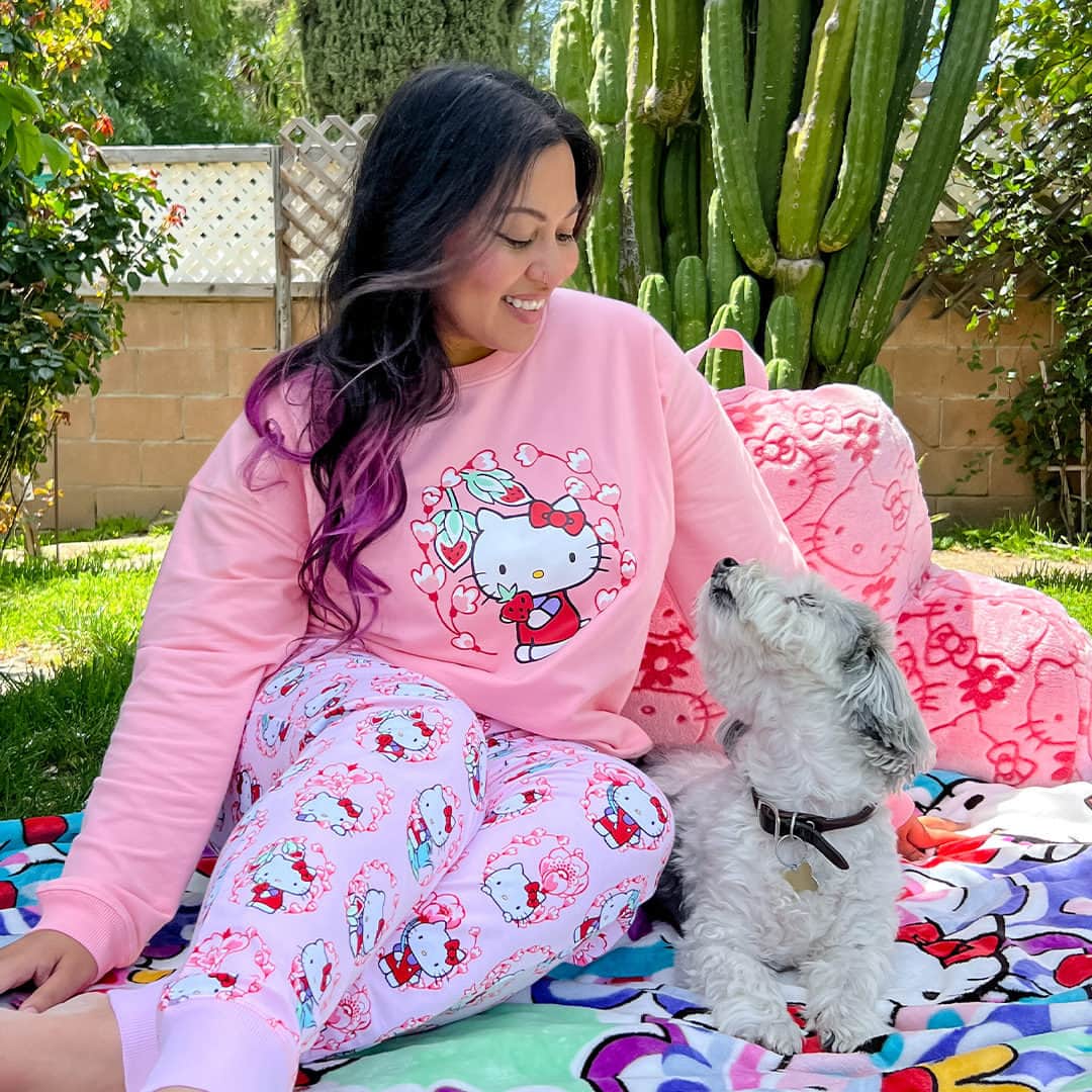 ヴェラブラッドリーのインスタグラム：「Cuddle up with new apparel styles from the @HelloKitty Collection! 📸: @hellofaheema   #VeraBradley #pattern #HelloKitty」