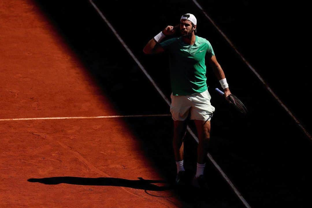 カレン・ハチャノフさんのインスタグラム写真 - (カレン・ハチャノフInstagram)「Staying strong in difficult moments!🔥🙏🏻Very happy to play Quarterfinals again here @rolandgarros 🧡」6月5日 1時59分 - karenkhachanov