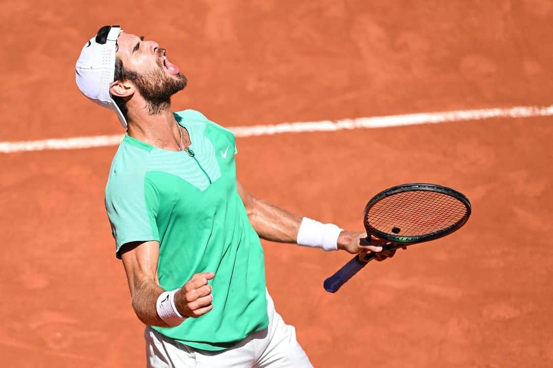 カレン・ハチャノフのインスタグラム：「Staying strong in difficult moments!🔥🙏🏻Very happy to play Quarterfinals again here @rolandgarros 🧡」