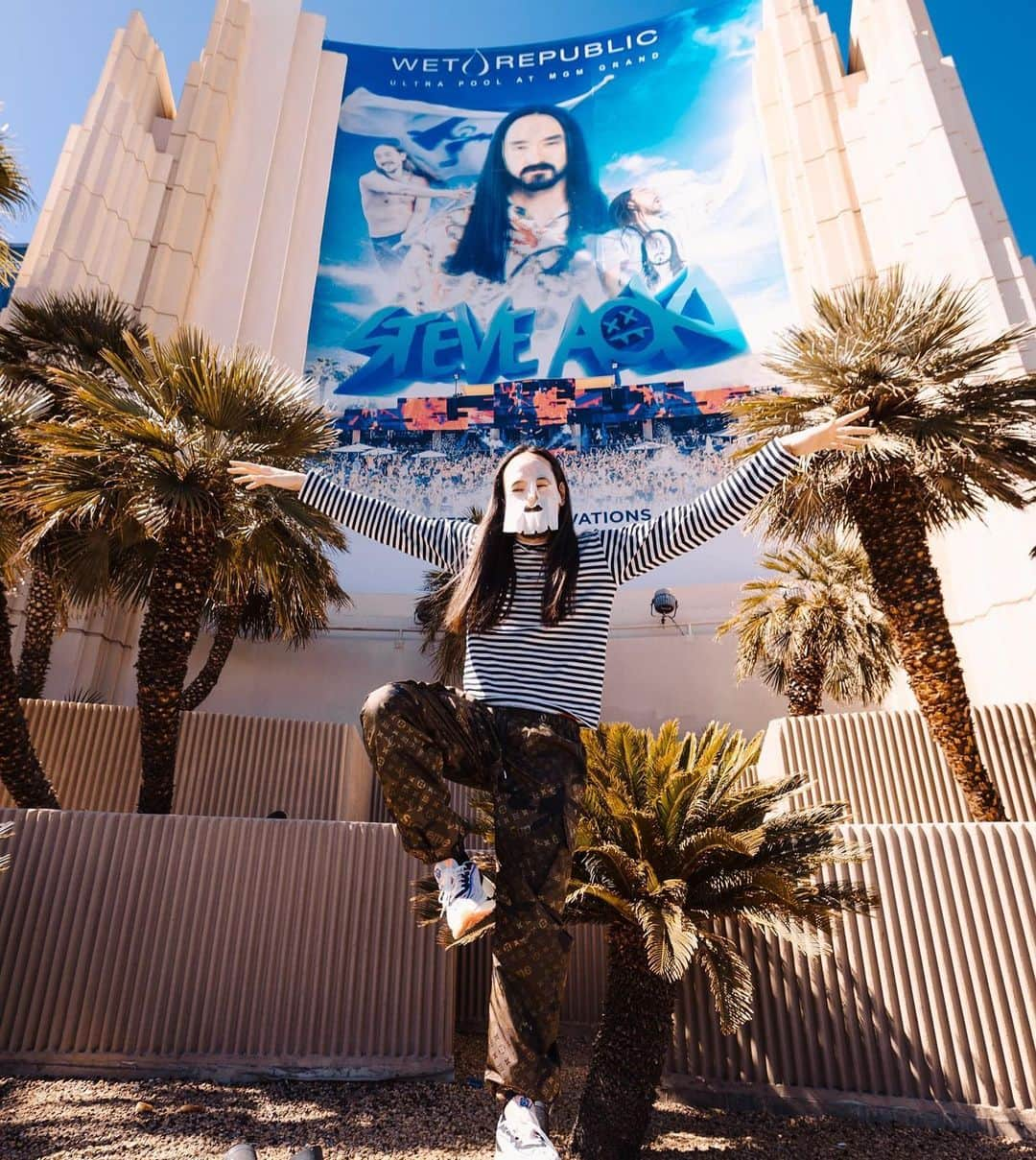 スティーヴ・アオキさんのインスタグラム写真 - (スティーヴ・アオキInstagram)「#aokijump #1082. Have u come to my pool party in Las Vegas? See you later today @wetrepublic」6月5日 2時01分 - steveaoki