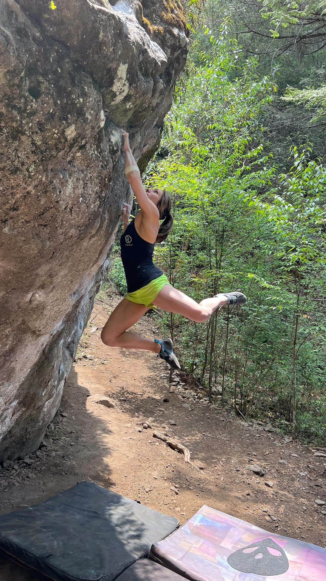 アレックス・パッチシオのインスタグラム：「Since ALL that has been going on in life lately I haven’t really been able to climb in the last 1.5 months much. Took a week of of climbing before we went to Mexico 🇲🇽 and then in the first few days of our trip we did climb 2 days in Mineral Del Chico.  We are quite confident this is where we got E Coli. We ate at a food stand in the tiny town and our guts were just not able to tolerate the bacteria 🦠😖🤮 . BUT before we started to feel sick I got to climb 2 days and I sent this FUN (V12/ 8A+) “Yarak”  . It was LESS THAN ideal temps, about 80-85 F, and humid! 🥵 BUT we still climbed a little and enjoyed the company! 🙏❤️ . @roap.c  @scarpana @organicclimbing @frictionlabs @evn_cbd」