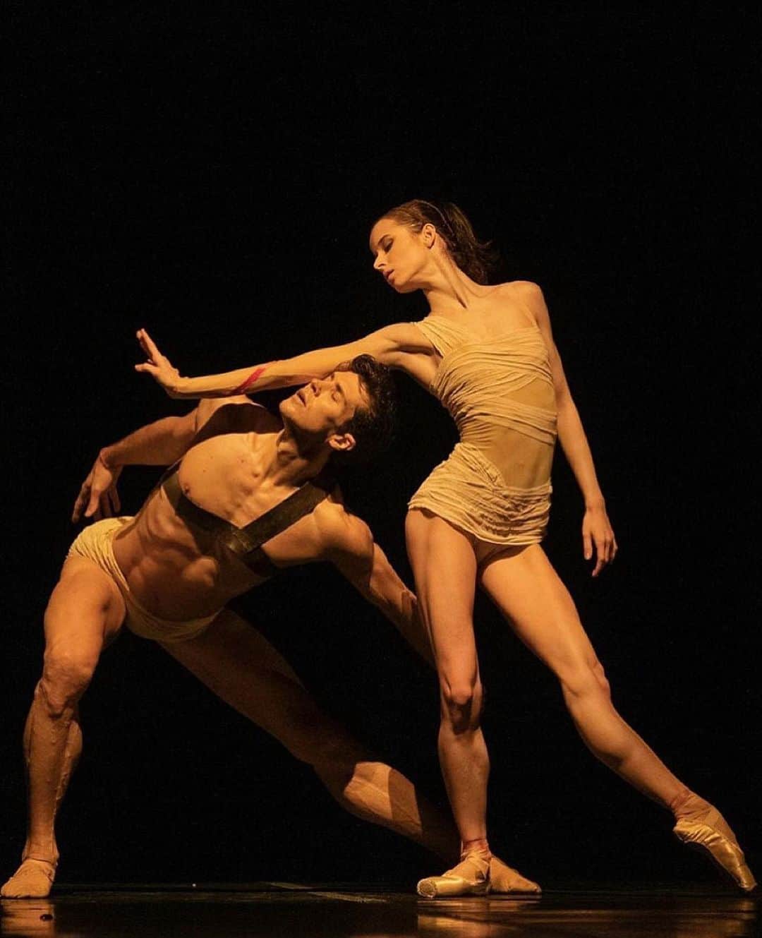 マリア・コーレワのインスタグラム：「I just love this photo so much 💔 Memories from "Caravaggio" with @robertobolle 🥰  Теперь одна из любимых фотографий 💔 Воспоминания о "Караваджо" С @robertobolle」
