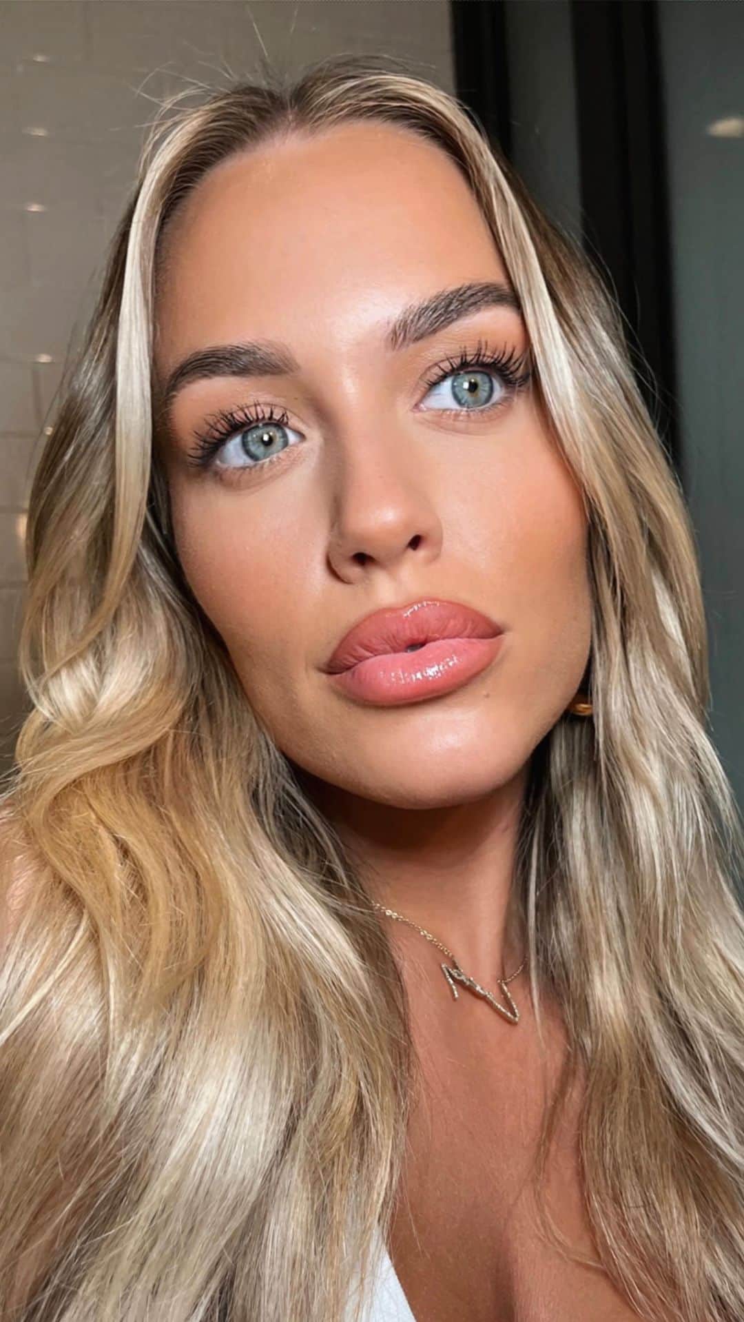 のインスタグラム：「Full face of @collectioncosmetics_uk products 🫶🏼 so impressed with the quality of these products all for affordable prices. I’m here for the glowy summery looks 🥰 #ad」