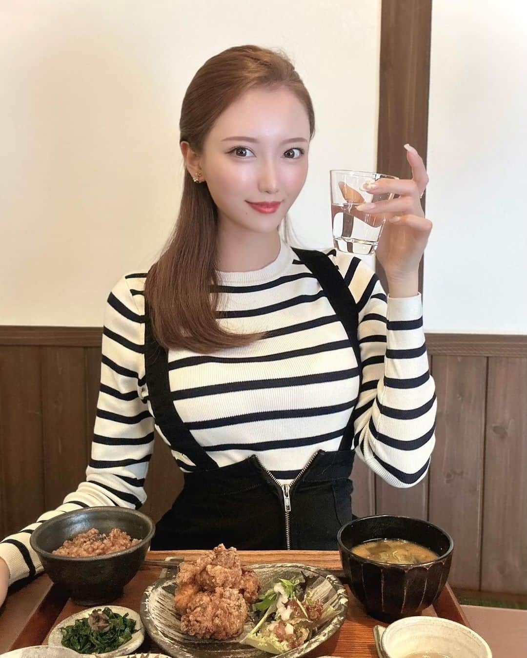 山下舞のインスタグラム：「お昼は健康食品意識しちゃって👩🏻‍🌾 #チャックはわざと開けてます」