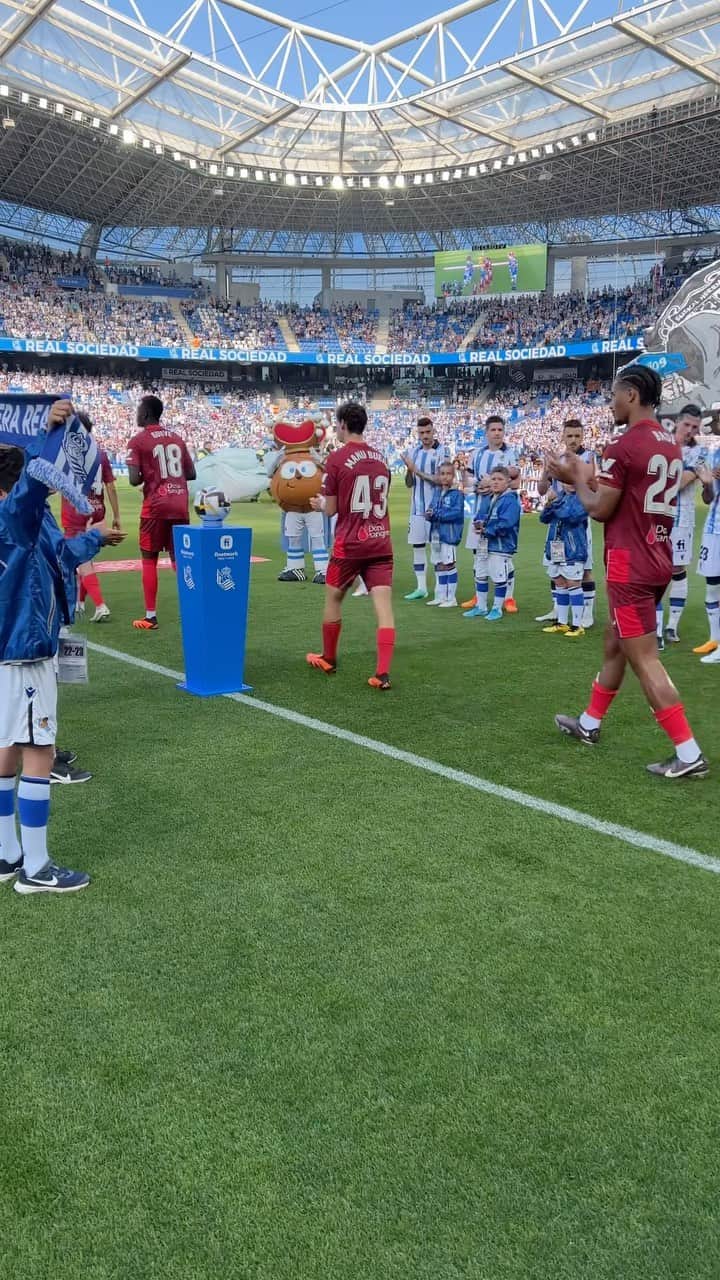 セビージャFCのインスタグラム：「¡Eskerrik asko, @realsociedad! 👏🥳  🏆⚪️🔴  #WeareSevilla #NuncaTeRindas #RealSociedadSevillaFC」