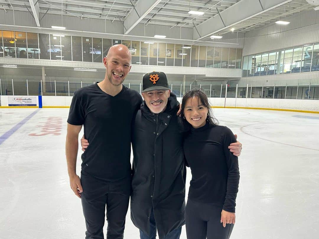 ダニエル・オシェイのインスタグラム：「Hey Oakville! 👋🏻🇨🇦  It was so great to spend the week training at @skateoakville met some super cool new friends, and had so much fun working with @brunomarcotte and team!   💫Who’s getting excited for this coming season?! We definitely are 😝 (little sneak peak of our new short lift)  ~ ~ ~ @wasapairs  @skates_us  @edeaskates  @johnwilsonblades」