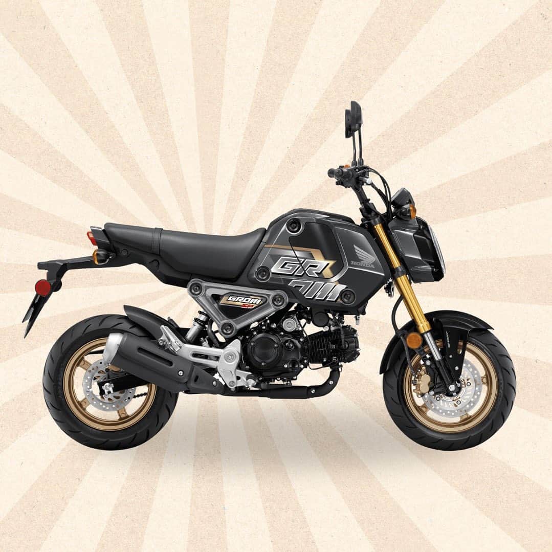 Honda Powersports USさんのインスタグラム写真 - (Honda Powersports USInstagram)「It’s hard to believe that for the 2024 model year, Honda’s little Grom is already turning 10 years old. In the model’s first decade, it has spawned a vibrant subculture of fun-seekers—from new riders attracted to its low seat height and unintimidating approachability, to experienced enthusiasts who like its modular styling and peppy performance. In both cases, the Grom often serves as a customization platform for those looking for an amusing project, which has helped to establish the Grom as one of the powersports industry’s most popular motorcycle models—and the undisputed emperor of the miniMOTO world. #Grom #HondaGrom #miniMOTO」6月5日 2時31分 - honda_powersports_us