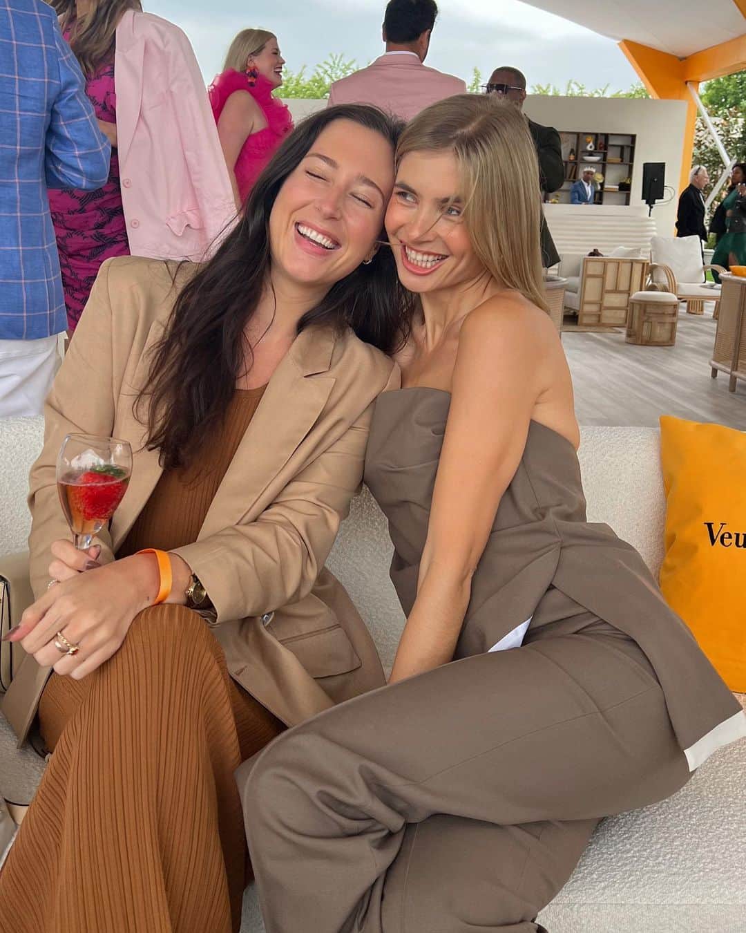 Xenia Adontsさんのインスタグラム写真 - (Xenia AdontsInstagram)「It’s all fun and games at the Veuve Clicquot Polo Classic 🥂🏇🏼 #VCPoloClassic @VeuveClicquot Anzeige」6月5日 2時52分 - xeniaadonts