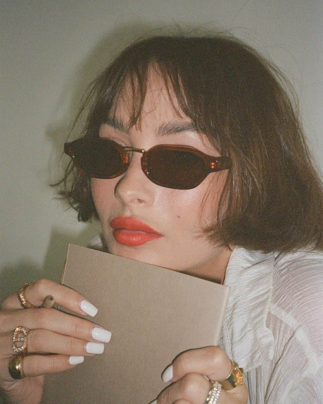 テイラー・ラシェのインスタグラム：「introducing 1 of 3 orange frame sunnies with @lu.goldie ♥ love love them」