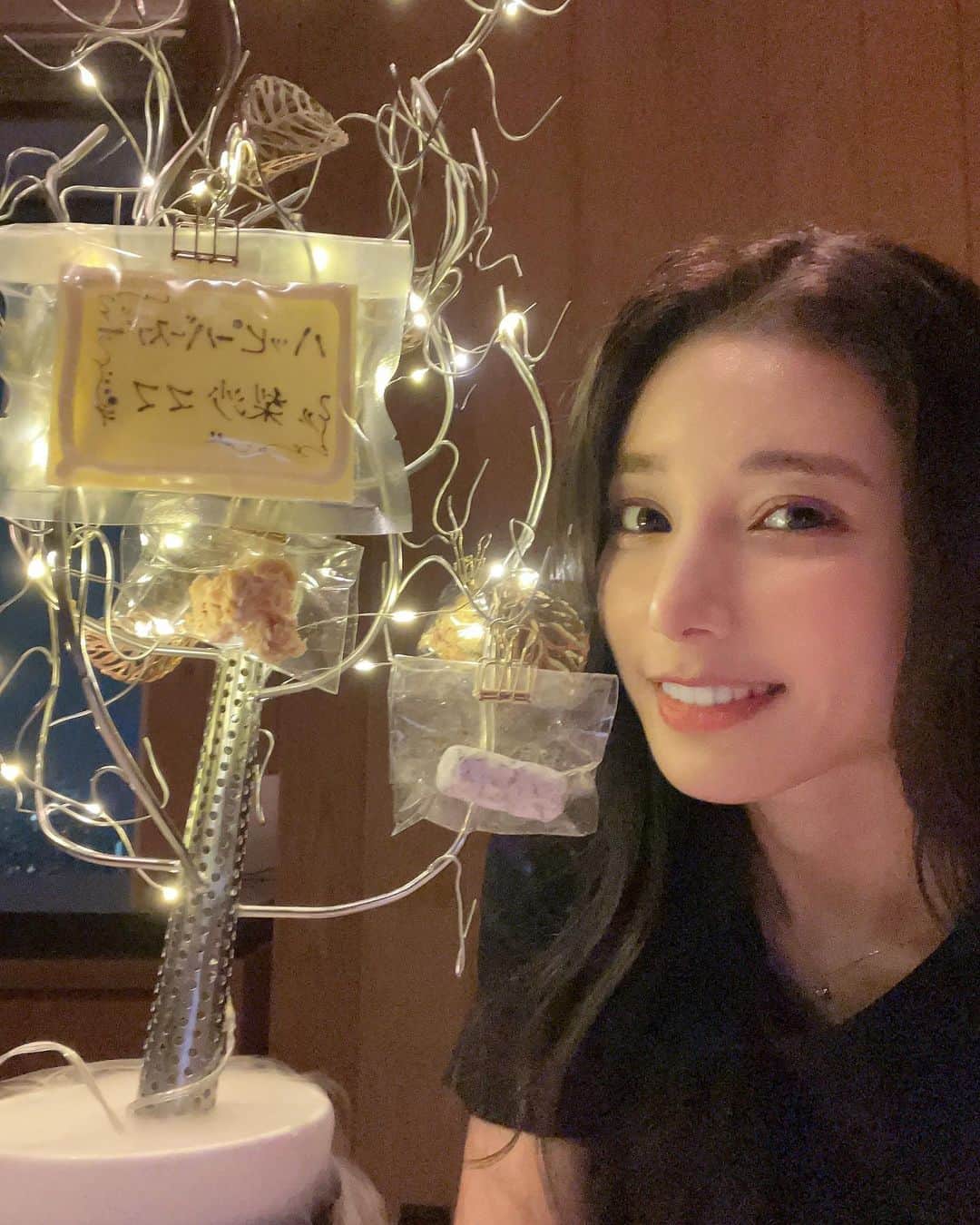 菊池梨沙のインスタグラム：「あれやこれやと気づいたら28歳になりました☺️ 誕生日には家族や友人など大切な人達との日々が思い起こされ、感謝の気持ちに包まれて本当に幸せな気持ちになります。 皆様本当にありがとうございます。これからもよろしくお願い致します🤲  誕生日あるあるでしょうか…1日家事しないと洗濯物が山の如しです…🤣」