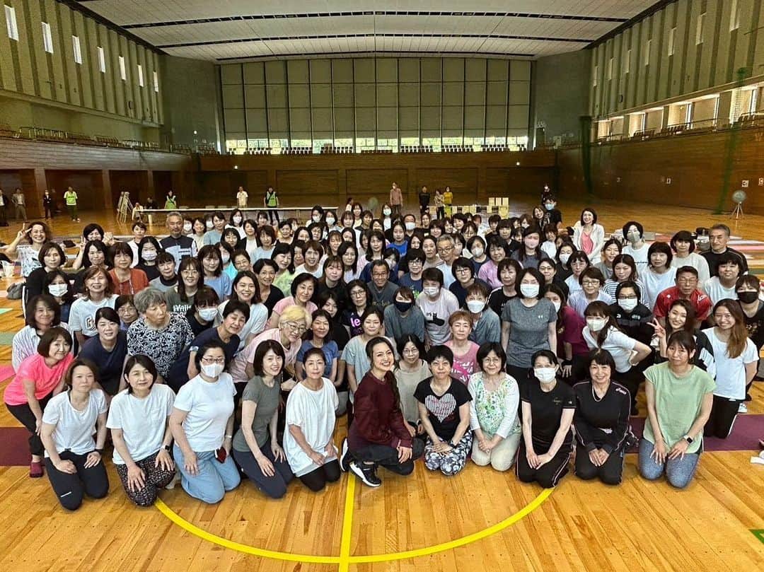 岡部友さんのインスタグラム写真 - (岡部友Instagram)「美尻フェスタin掛川 イベント無事に終了しました！ 300人以上の方にお集まり頂きました！ご参加頂いた皆様ありがとうございます♡ そして 掛川東病院の皆様 院長の宮地先生(@hiroki.miyachi ) 中部電力の皆様 掛川市役所の皆様　  こんな素敵な機会をありがとうございます。掛川東病院院長のお話から病気や怪我になってからではなく、その前にできることをやっていこう！ という病院という場所を飛び出して地域に貢献すべく元気な人を病気にさせない予防医学としての運動を提唱していらっしゃいました。  病気や怪我をする前にできることをやるというまだ起きてもないことへの行動は難しいものです。 でも正しい知識を知ることで行動のきっかけを作れます！  今日参加くださった皆さんの明日の行動が少しでも変わっていたらとても嬉しいです☺️  #掛川　#美尻 #美尻トレーニング #岡部友 #桃尻 #掛川東病院」6月4日 18時02分 - tomo_fitness