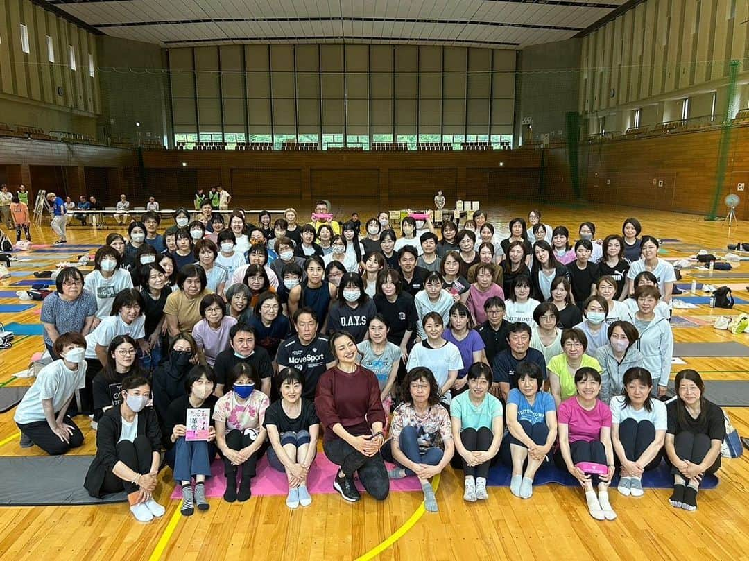 岡部友のインスタグラム：「美尻フェスタin掛川 イベント無事に終了しました！ 300人以上の方にお集まり頂きました！ご参加頂いた皆様ありがとうございます♡ そして 掛川東病院の皆様 院長の宮地先生(@hiroki.miyachi ) 中部電力の皆様 掛川市役所の皆様　  こんな素敵な機会をありがとうございます。掛川東病院院長のお話から病気や怪我になってからではなく、その前にできることをやっていこう！ という病院という場所を飛び出して地域に貢献すべく元気な人を病気にさせない予防医学としての運動を提唱していらっしゃいました。  病気や怪我をする前にできることをやるというまだ起きてもないことへの行動は難しいものです。 でも正しい知識を知ることで行動のきっかけを作れます！  今日参加くださった皆さんの明日の行動が少しでも変わっていたらとても嬉しいです☺️  #掛川　#美尻 #美尻トレーニング #岡部友 #桃尻 #掛川東病院」