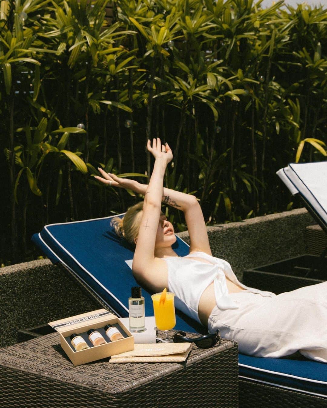 林咖安（Lyla）さんのインスタグラム写真 - (林咖安（Lyla）Instagram)「Summer Vacation ☀ 2023最新的⭐️ 【迪奧香氛世家系列-陽光假期香氛】 生活中的精緻美學氛圍感🫶🏼  從迪奧經典條紋結合藤編風格的包裝盒 到打開後的陽光假期香氛氣味✨ 立馬散發出想即刻飛出國的夏日度假感💛   迪奧香氛世家系列這款全新的🥂 【DIORIVIERA 陽光假期香氛】 是調香師 Francis Kurkdjian 精心調製💕 靈感來源是愜意的南法以及浪漫的巴黎 結合五月玫瑰、無花果特殊療癒的香氣 輕輕噴在手腕、耳後或是胸口 一整天直接成為全場辨識度最高的女生😎   為了讓你們感受到這款全新香氛的美好🌟 特別在質感很好的飯店泳池畔拍攝 藍天白雲和迪奧的陽光假期香氛🥰✨ 拍攝完真的瞬間有想直接買機票的衝動！   不能錯過的是極限量！限量！限量！ 2023 蔚藍假期｜限量香氛三件組：   * EDEN -ROC伊甸岩度假香氛 帶有木質調的沈穩花香味💐 前中後的調性 完全是可以隨身攜帶在身上的入門款！   * COLOGNE BLANCHE 晨光古龍香氛 香氣優雅🧡 由橙花、紫羅蘭融和琥珀組成的味道， 暖暖的非常推薦！   * JASMIN DES ANGES  晚夏茉莉香氛 茉莉花香結合杏桃香氣的夏季果香味❤‍🔥 喜歡帶有清甜果香味的人一定會喜歡！   📝 最後要跟大家說： 2023全新的～～～ 【 陽光假期香氛 】 【 2023蔚藍假期限量系列 】 已經正式開賣囉 💛   P.S 照片中的蔚藍海岸限量旅行手拿包本人很美   @diorbeauty  #DiorBeauty #Dioriviera #Lacollectionprivee」6月4日 17時57分 - _______lyla_______