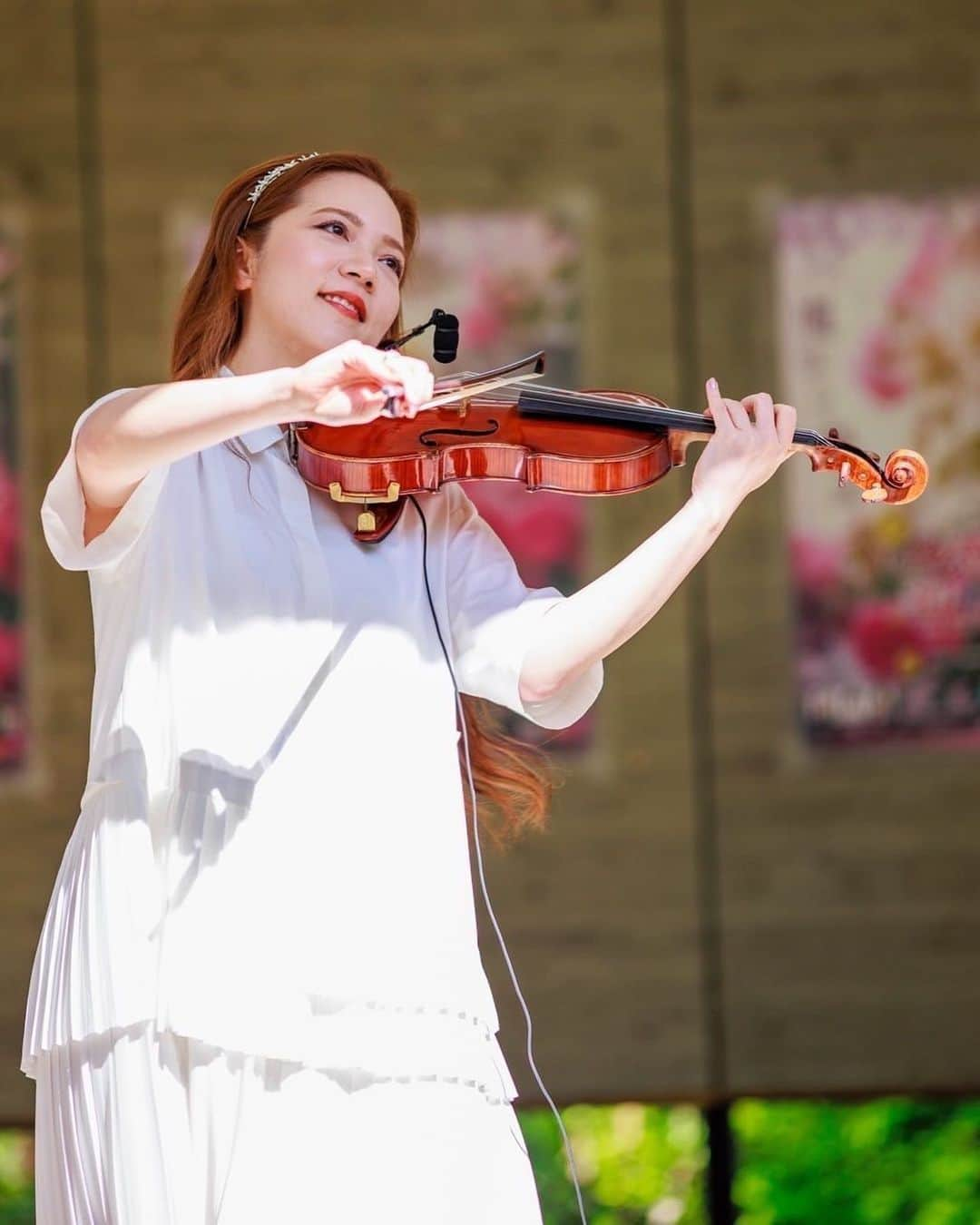 相知明日香のインスタグラム：「🌹  昨日、信州なかのバラまつりで行われた 相知明日香「RAINBOW ROSE CONCERT」 でお会いできた皆様、ありがとうございました☺️🌈  家を出る時は大雨警報の中だった東京でしたが 長野に着く頃には見事に青空！☀️ コンサートの頃には快晴となり、気持ちのいい風が吹いて 最高の野外ライブ日和となりました🥹🙏🏻🌈✨ (晴れ女ぶりには定評のある私だけど流石に心配したよw) (警報出てても心配してなかったスタッフさんはツワモノです)  バラまつりでは、昨日限定で場内音楽も 相知明日香のオリジナル楽曲たちにしてくださり、 薔薇好きな自分としては幸せな光景でした🌹🥲 (お花繋がりだからか、Lilacという曲が とてもマッチしていたように感じた🥰)  またコンサート後のサイン会では、 沢山の初めましての方とお話しすることができて とても嬉しかったです☺️🫶🏻 暑いなか、列を作ってくださりありがとうございました🙏🏻  久々に訪れた長野は素敵なところでした☺️ またお邪魔できる機会がありますように🌈  #信州なかのバラまつり #RAINBOWROSECONCERT #相知明日香 #ヴァイオリン #コンサート #長野 #日本 #Nagano #Japan #violinist #concert #musician」