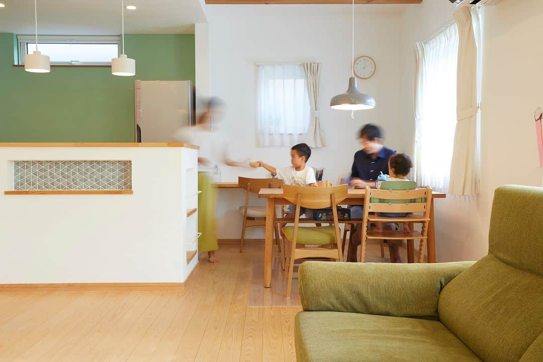 satsumahomeのインスタグラム：「アクセントカラーに緑の壁が素敵なお部屋☘️ 壁に白の漆喰をメインで使用し、一面だけを色の付いた漆喰にするとお部屋が一気におしゃれでかわいくなります！ その色に合わせた家具を置くと、統一感が出てさらにおしゃれなお部屋に🍀 ＿＿＿＿＿＿＿＿＿＿＿＿＿＿＿＿＿＿＿＿＿＿＿＿＿  「体に良くないものは使わない」  漆喰や無垢材などの自然素材だけを使って建てる。 体に安心・安全な無添加の家。 豊中市・箕面市を中心とした北摂エリアで注文住宅を建てる専門工務店です。 ＿＿＿＿＿＿＿＿＿＿＿＿＿＿＿＿＿＿＿＿＿＿＿＿＿＿ さつまのリフォーム ▷@picnicstudio_osaka さつまの不動産　 ▷@sh.fudousan さつまのLINE ▷@sh.lineinfo さつまの工事現場 ▷@sh.factories  #さつまホーム #無添加住宅  #漆喰  #マイホーム記録  #注文住宅  #家づくり #施工事例 #いえすたぐらむ  #おうち時間を楽しむ #ルームツアー  #後悔しない家づくり  #工務店だからつくれる家  #こだわりの家 #高気密高断熱 #設計事務所 #HEAT20 #自然素材の家 #デザイン住宅 #シックハウス対策  ＿＿＿＿＿＿＿＿＿＿＿＿＿＿＿＿＿＿＿＿＿＿＿＿＿」