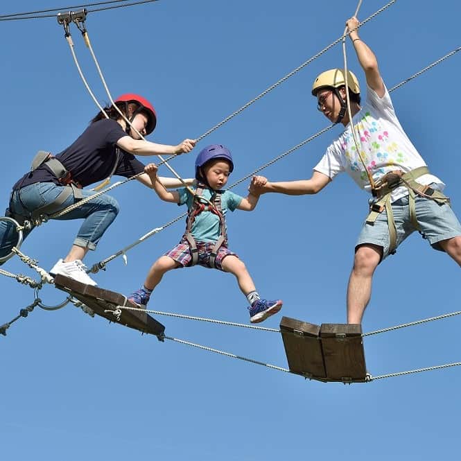 旅色さんのインスタグラム写真 - (旅色Instagram)「旅色が選ぶアクティビティ🧢👟  『天空×大冒険 ソラカケル』 遊びながら自然に成長できる空中アスレチック🐾  4歳以上の子どもから大人まで、スリル満点の空中アスレチックを楽しめるアクティビティ施設。 地上7mの高所でさまざまなアスレチックに挑むハイエレメントや3mの高さからスタートするサイコロ型の空中アスレチック・メガダイス、爽快感抜群のジップライン、ヨーロッパで人気に火が付いたスラックラインが体験できます！  アクティビティで存分に遊んだあとは、ドリンクやジェラートを購入して芝生の上でピクニックをしたり、ハンモックで寛いだりするのも良し🥤☺️ 隣接する「有馬街道温泉すずらんの湯」で温泉を堪能できるほか、レストランで食事もいただけるので一日中楽しめますよ♨  —-✄———-✄———-✄—ー  【天空×大冒険 ソラカケル】 @sorakakeru.kobeslackline 📍兵庫県神戸市北区山田町小部字妙賀山11-1 ［車］阪神高速7号北神戸線箕谷JCTより約15分 ［電車］神戸電鉄有馬線北鈴蘭台駅より徒歩約19分、JR神戸線三ノ宮駅より車で約15分  TEL：078-597-7027 ［💡旅色を見たとお伝えください］  旅色：https://tabiiro.jp/leisure/s/207966-kobe-sorakakeru/ 公式：https://www.sorakakeru.com/  —-✄———-✄———-✄—-  #天空大冒険ソラカケル #サーカスフォーカス #すずらんの湯 #冒険 #アドベンチャー #神戸 #アスレチック #神戸お出かけ #アウトドア #アウトドア女子 #ネスタリゾート神戸 #関西旅行 #夏休み #家族旅行 #おでかけスポット #アクティブ女子 #アスレチック #神戸 #神戸旅行 #神戸観光」6月4日 18時00分 - tabiiro