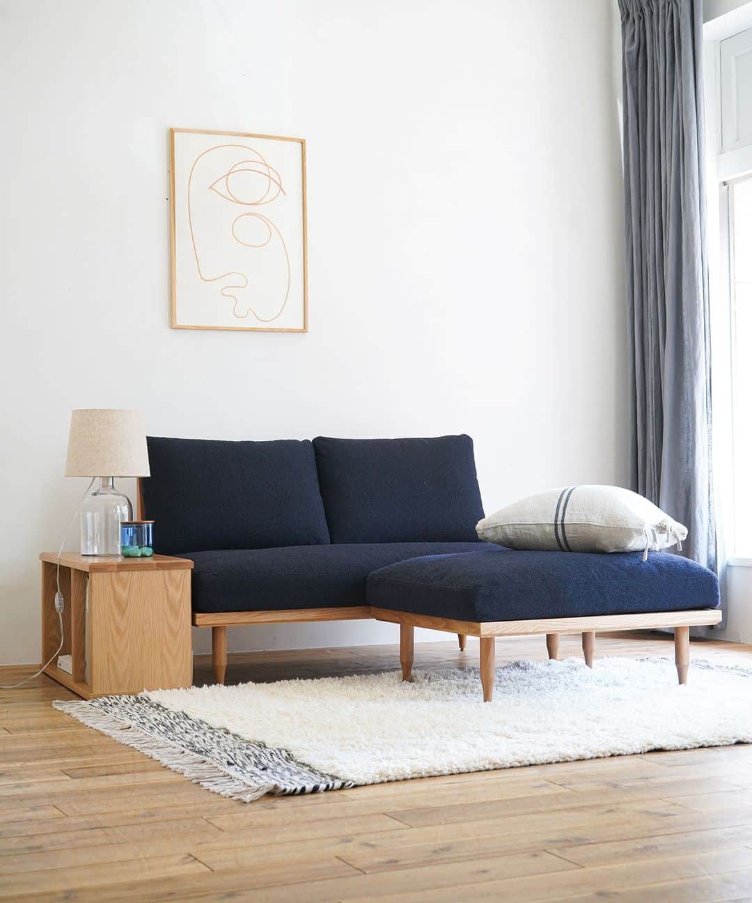 Timeless Comfort さんのインスタグラム写真 - (Timeless Comfort Instagram)「組み合わせは自由自在！ お部屋の大きさや間取りによって家具を選んで、暮らしにぴったりのレイアウトを見つけませんか。  EPIシリーズは辺の長さを揃えてデザインされた家具シリーズ。 何を選ぶか、どこに配置するかでお部屋がまったく違う印象になるのが１番の魅力です。ぜひ選んでいただきたい基本のセットは２人掛けのソファ、オットマン、そしてボックステーブルの３つ。  ソファ単体でも十分にゆったりとしたサイズ感ですが、もっとゆったりと座りたい方は、オットマンを組み合わせてみてください。配置する場所によって、カウチソファのようにもできますし、オットマン単体でも、１人掛けのスツールのようにも使えます。  そしてボックステーブルはソファ前に置いてコーヒーテーブルとしても使えますし、壁際に置けば本棚やTVボードとしても。 ソファ横に置けば、サイドテーブル代わりにも使えるEPIシリーズの中でも1番万能なアイテムです。  この３アイテムだけでも様々な組み合わせができますが、ほかのアイテムを合わせると組み合わせは無限大！？…想像は膨らむばかりです！ぜひシリーズを合わせて揃えてみてはいかがでしょうか。  …………………………………………………… ⁡TIMELESS COMFORT（@timeless_comfort）の公式アカウントです。 オリジナル商品情報やTCが勧める丁寧なくらしについて投稿しています。アカウントタグをタッチして他の投稿もチェックしてみてください！ ⁡…………………………………………………… #timelessomfort #タイムレスコンフォート   #組み合わせ自由 #組み立て家具 #エクリュクス #小さめソファ #あぐらがかけるソファ」6月4日 18時00分 - timeless_comfort