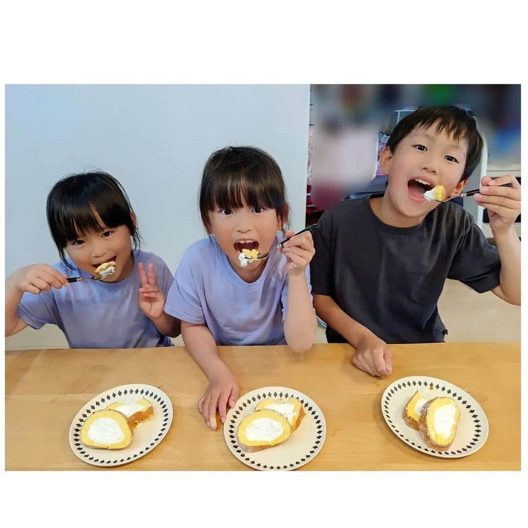 Shinkinedo Group inc.さんのインスタグラム写真 - (Shinkinedo Group inc.Instagram)「笑顔が可愛いお子様と#ロールケーキ ☺️💕  素敵な投稿ありがとうございます🥹  只今ショコラロールケーキの #プレゼント企画 - ̗̀🎁 ̖́-実施中です✨  #Repost @arw4kids ・・・ ・ @shinkinedo さんの ・ スーパースターロールケーキ🧁 ・ クリームがたっ~ぷりなのに、甘さは控えめのロールケーキ♡パクパク食べれちゃう!! ・ 生地は、ふんわりとしていて、きめが細かく 舌の上で溶けるような繊細な食感です♡ ・ 皆『美味しすぎる😳😳』って、パクパク食べて一本一気になくなりました❤️❤️ ・ 累計販売本数200万本の新杵堂のスーパースターロールケーキ🧁 ・ 冷凍のままアイスケーキとしても食べれます♡ 解凍した状態とは、ひと味違う美味しさです☺️ ・ ストーリーから見れるように🔗リンク貼ってるので是非是非見てみてください♡ ・ ・ ・  @shinkinedo #新杵堂 #栗きんとん #スイーツ #お取り寄せスイーツ #タイアップ #ロールケーキ大好き  #スイーツ #スイーツ好きな人と繋がりたい  #お取り寄せ #お取り寄せスイーツ  #おとりよせ #おとりよせスイーツ  #スイーツ好き  #生クリームたっぷり  #生クリーム #プレゼント #おすすめスイーツ #お家カフェ #お家カフェスイーツ  #デザート #デザート部」6月4日 18時00分 - shinkinedo
