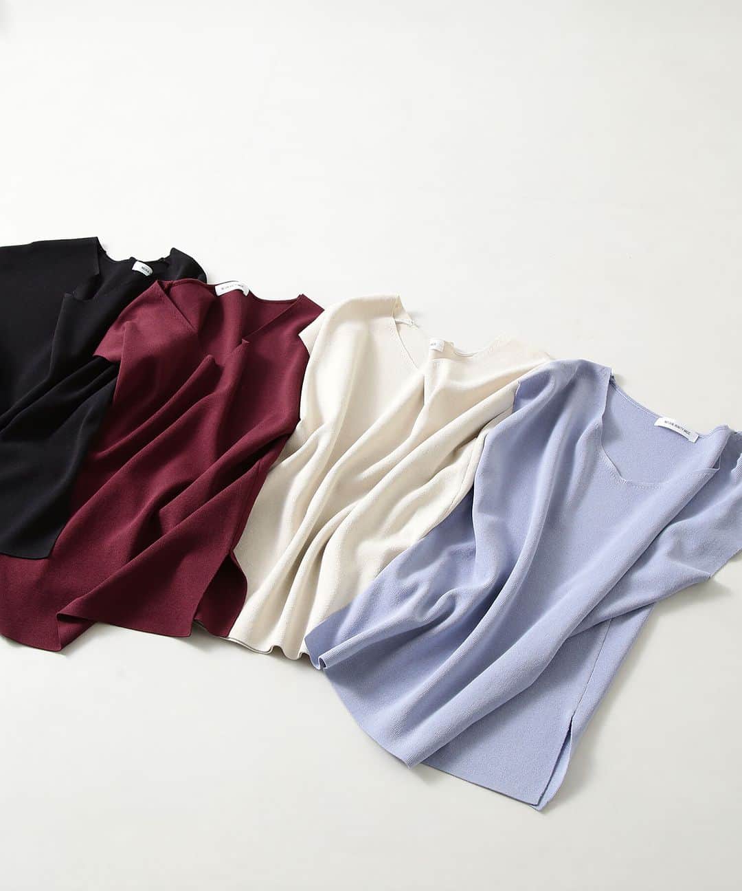 NATURAL BEAUTY BASICのインスタグラム：「2023 summer PRE ORDER.  ✔＜総針ベーシックシリーズ＞Vネック ¥5,940 tax in color:クロ/ベージュ/ダークモーヴ/ブルー size:FR #0173270621 6月中旬-下旬入荷予定  すっきりとしたVネックが、デコルテラインをきれいに見せてくれるNBB定番人気の総針ニット。 肩にかかるフレンチスリーブが、気になる二の腕をさりげなくフォローしてくれるのも嬉しいポイント。 サイドにはスリット入りで、アウトで着た時に抜け感をプラスしてくれます。 １枚着は勿論、ジャケットインもサマになり、ボトムも選ばず着回し力抜群のおすすめの１枚です。  #サマーニット #Vネックニット #総針ニット #フレンチスリーブニット #サマーコーデ #夏先取り #夏コーデ #初夏 #お出かけコーデ #カジュアルコーデ  #オフィスコーデ #オフィスカジュアル #通勤コーデ #大人可愛い #カラーコーデ #着回しコーデ #きれいめカジュアル #大人カジュアル #ベーシックコーデ #ベーシック #ナチュラルコーデ #トレンドスタイル #シンプルコーデ #ナチュラルビューティーベーシック #naturalbeautybasic」