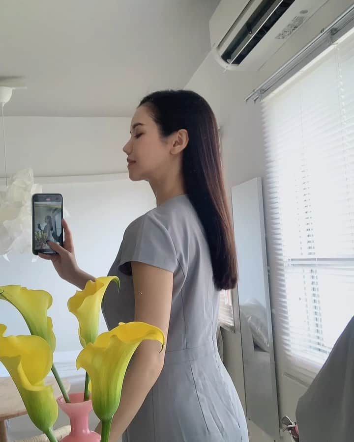 尾島沙緒里のインスタグラム：「見かけだけでなく髪質自体が改善するような最近のヘアケア🪮 梅雨でもドライヤーしただけでまとまるし、手触りが物凄く良いです！  ▶️シャンプー/トリートメント  @mogoshampoo  一回で効果を実感したのは、これとKUNDAL   ▶️アウトバストリートメント @kerastase_official クロノロジスト @olaplex は以前使っていて、今までで1番サラサラになった。パッケージもお洒落だし...  ⁡ #美容 #美容垢さんと繋がりたい #美容好きな人と繋がりたい #ヘアケア #ヘアケア用品 #ヘアオイル #ヘアオイルおすすめ #ストレートヘアー #アナウンサー #フリーアナウンサー #女子アナ ⁡ 他の投稿はこちら ▷▷▷@ojimasaori__newscaster」
