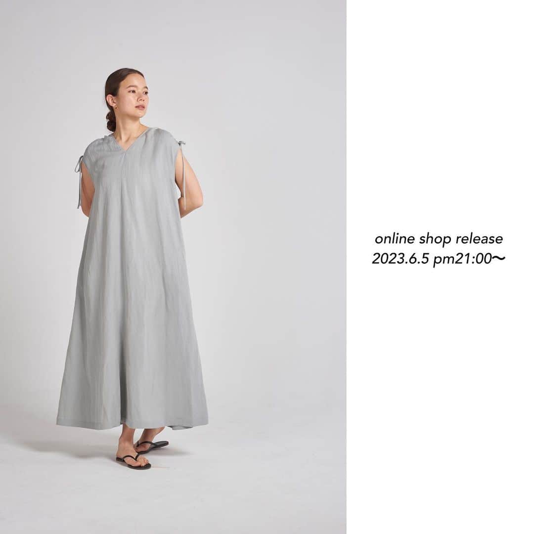yoriのインスタグラム：「*online shop release*  6/5 pm21:00〜 2023summer 新作が入荷致します！  詳細は商品ページをご覧ください！  #ヘムフレアトリコットカットソー #ロングハイウエストジレ #ウォッシャブルリネンロングワンピース  #ボックスサテンワンピース  #yori_japan」