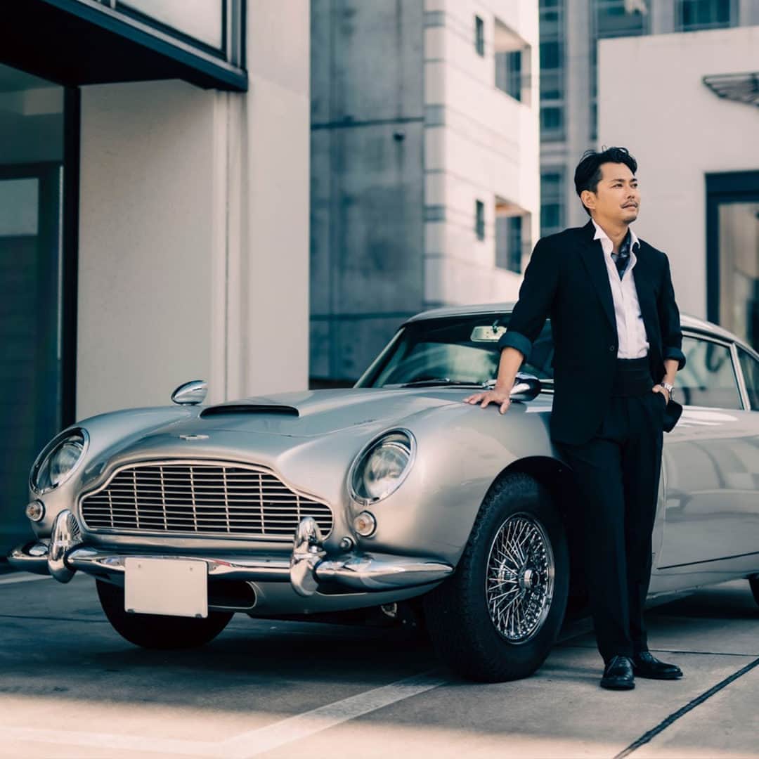 GQ JAPANさんのインスタグラム写真 - (GQ JAPANInstagram)「クルマのなかで一番憧れたモデルはなんですか、と尋ねると、今井翼さんは「アストンマーティンの『DB5』です！」と、即答した。  「完全にジェームズ・ボンドの影響ですね。映画『007 ゴールドフィンガー』で見て、なんて格好いいんだろう、こんなクルマが世の中にあるのか、と思いました。以来、僕のなかではDB5がナンバーワンです」  アストンマーティンDB5の「DB」とは、当時このブランドのオーナーだったデイヴィッド・ブラインのイニシャル。1958年に登場したDB4はレースのデビュー戦でいきなり優勝するなど、モータースポーツでも大暴れした。 @gqjapan プロフィールのリンクから記事を✓  #今井翼 #tsubasaimai #imaitsubasa #astonmartin #astonmartindb5 #アストンマーティン #DB5  文・サトータケシ　写真・安井宏充（Weekend.）　スタイリング・渡邊奈央（Creative GUILD）　ヘアメイク・中谷圭子（AVGVST）　編集・稲垣邦康（GQ）　取材協力・アストンマーティン ジャパン」6月4日 18時05分 - gqjapan
