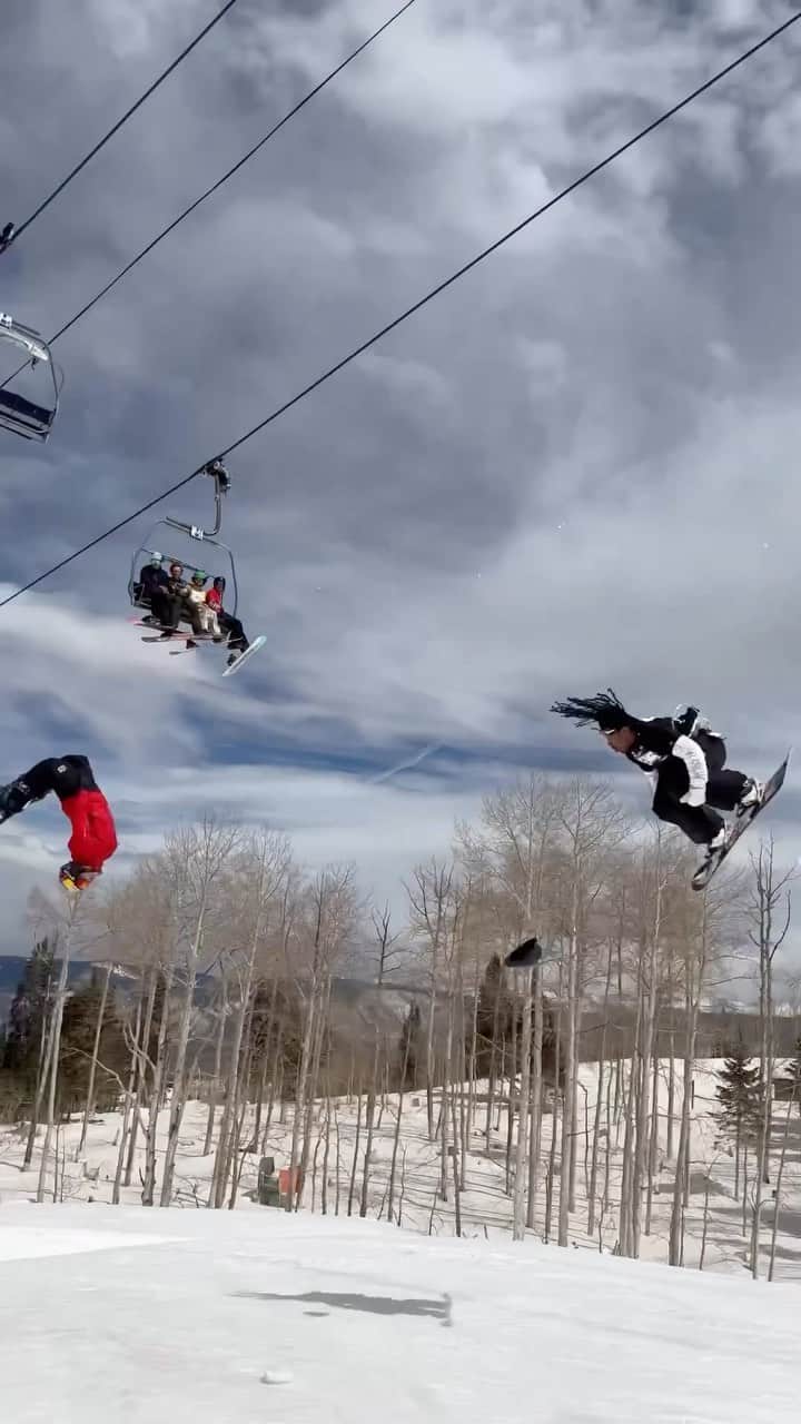 のインスタグラム：「リフトからも歓声が上がるコラボダブルバックフリップ！ Movie: @markmcmorris  #Burton #Snowboarding」