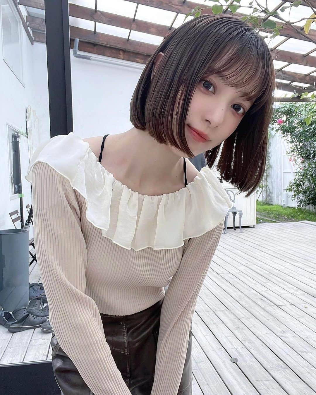 のインスタグラム：「いつもお世話になっているPEEK-A-BOOの、くり(@kuri0804 )にカットしてもらいました🧒🩷  ひさしぶりのみじかい髪😊  切った理由としては、 ・一度こういう形のボブにしてみたかった ・毛先にかけての痛みが気になっていたのでリセットしたかった ・ドライヤーに時間がかかるのが辛い ・苦手な夏を迎えるにあたって気分転換したかった  といった感じです🧒🍧 首元がスッキリしたので気持ちよく夏を迎えられそうです(*´-`)  ちょっとはお姉さんぽくなったかも???🫣  #ぼぶ　#おとなぼぶ　#32歳」