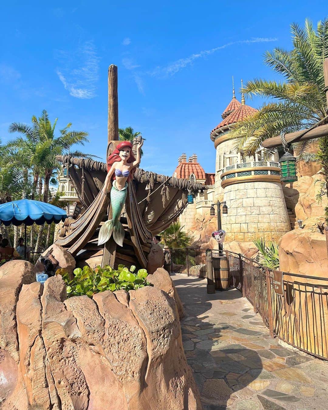浅井麻里さんのインスタグラム写真 - (浅井麻里Instagram)「🏰WDW✨アリエルのアトラクション🏰 ⁡ 一個前の投稿に続いて、またアリエル❤️🧜‍♀️ (これわたし眩しそうな顔してるけど🤣) ⁡ フロリダのWalt Disney Worldには、 世界のディズニーパークの中でここだけ！ エリック王子のお城があるの✨🏰 ⁡ ここが、アリエルのアトラクション 『Under the Sea - Journey of The Little Mermaid』 ⁡ リトルマーメイドの世界に入っていく感じで、 物語を最初から最後まで見られて楽しい♬ アリエル好きにはたまらない、 大好きなアトラクション💕🥰 ⁡ 動画も2個入れとくから見てね♬🎞️ ⁡ ⁡ #ディズニーワールド #リトルマーメイド #アリエル #エリック #エリック王子 #アリエル大好き #ウォルトディズニーワールド #フロリダディズニー #海外ディズニー #wdw #waltdisneyworld #ディズニーフォトスポット #ディズニーアトラクション #キスザガール #フロリダ #マジックキングダム #リトル・マーメイド #ディズニープリンセス #パートオブユアワールド #アンダーザシー #ディズニー旅行 #littlemermaid #thelittlemermaid #magickingdom #disneyprincess #ariel #wdwomari #JourneyofTheLittleMermaid」6月4日 18時09分 - mari_asai_625