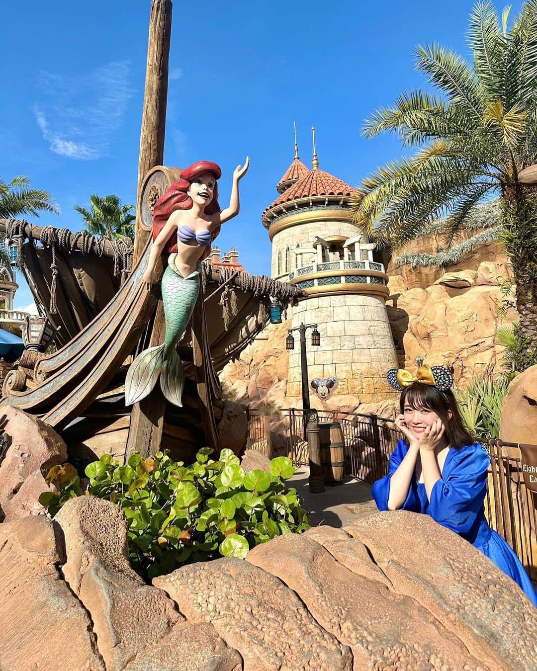 浅井麻里さんのインスタグラム写真 - (浅井麻里Instagram)「🏰WDW✨アリエルのアトラクション🏰 ⁡ 一個前の投稿に続いて、またアリエル❤️🧜‍♀️ (これわたし眩しそうな顔してるけど🤣) ⁡ フロリダのWalt Disney Worldには、 世界のディズニーパークの中でここだけ！ エリック王子のお城があるの✨🏰 ⁡ ここが、アリエルのアトラクション 『Under the Sea - Journey of The Little Mermaid』 ⁡ リトルマーメイドの世界に入っていく感じで、 物語を最初から最後まで見られて楽しい♬ アリエル好きにはたまらない、 大好きなアトラクション💕🥰 ⁡ 動画も2個入れとくから見てね♬🎞️ ⁡ ⁡ #ディズニーワールド #リトルマーメイド #アリエル #エリック #エリック王子 #アリエル大好き #ウォルトディズニーワールド #フロリダディズニー #海外ディズニー #wdw #waltdisneyworld #ディズニーフォトスポット #ディズニーアトラクション #キスザガール #フロリダ #マジックキングダム #リトル・マーメイド #ディズニープリンセス #パートオブユアワールド #アンダーザシー #ディズニー旅行 #littlemermaid #thelittlemermaid #magickingdom #disneyprincess #ariel #wdwomari #JourneyofTheLittleMermaid」6月4日 18時09分 - mari_asai_625