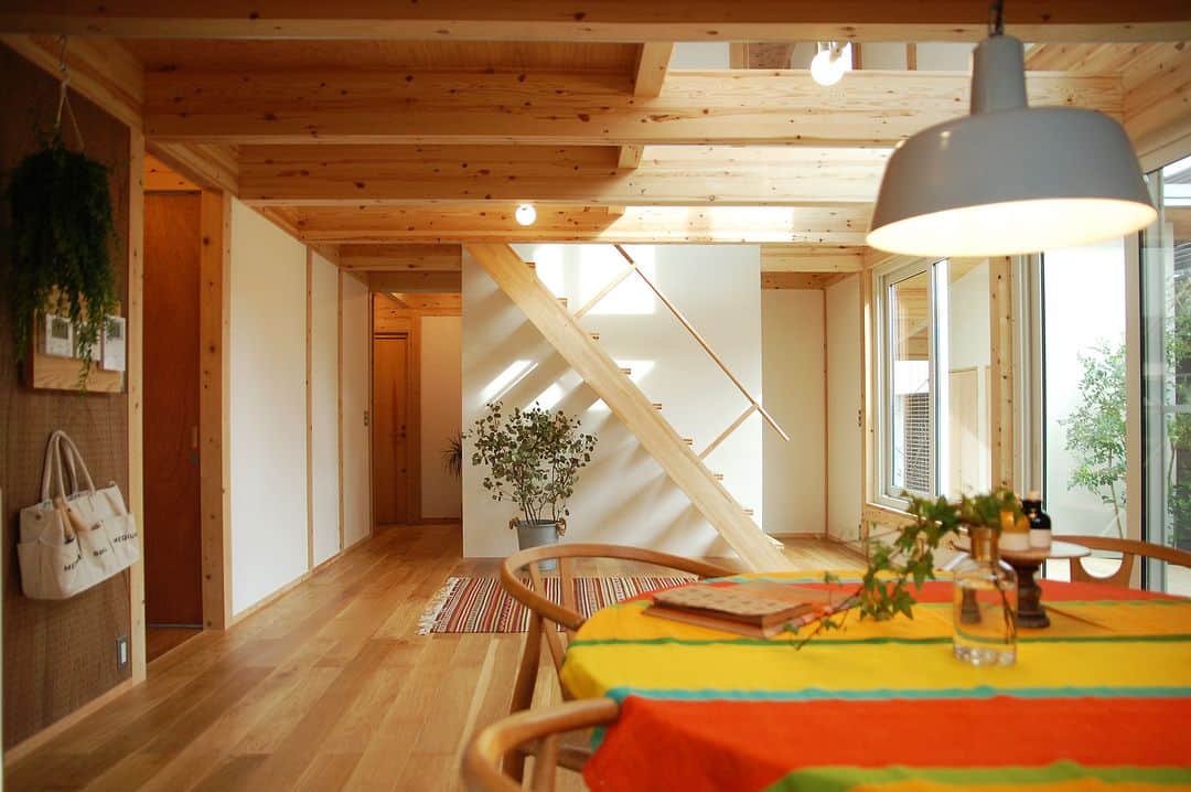 田中工務店／大阪／木の家のインスタグラム：「. 明るい吹き抜けに伸びる階段  暗くて細い、壁ばかりの階段は 毎日使うのにどうしても窮屈で残念。  階段にこそ華を！  #tanakakomuten_living #tanakakomuten_dining  すべての人に、豊かな人生を。 @tanaka.komuten は、大切な人との豊かな時間という価値を、設計士とつくる木の家づくりを通してお客様にお届けしたい、大阪北摂・吹田市にある工務店です。ぜひフォローください🤲🏻✨  誰も教えてくれない『住まいのレシピ』をメルマガ📮で好評発信中。詳細は @sumai.no.recipe をご覧ください。  #工務店がつくる家 #家づくり記録 #家づくりアイデア #暮らしの記録 #田舎暮らし #木の家 #家づくり記録 #家づくりアイデア #暮らしの記録 #田舎暮らし #育児日記 #北摂ママ #ベビスタグラム #部屋作り #おうちづくり #注文住宅 #大阪注文住宅 #新築 #マイホーム #マイホーム #インドアグリーン #グリーンのある暮らし #観葉植物のある暮らし #植物のある暮らし  @hokusetsu_camp 絶賛応援中 北摂でキャンプをしよう🏕✨」