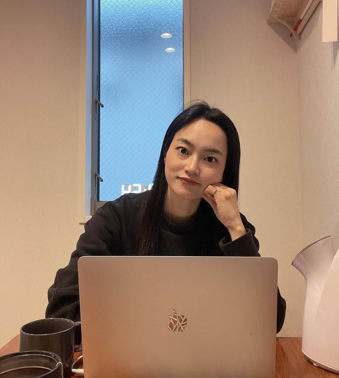 市川あまみのインスタグラム：「おうちで仕事モード✨🏠 昔は外でバリバリ働くのが好きだったけど 最近は家で仕事するのもいいよね❤️  本日、6月4日は 【 射手座の満月⠀】🌕✨ 一発逆転のチャンス! でも落とし穴もすぐそこに😱  この満月の期間は 自由な感性と突き進む探究心が持ち味の射手座🏹  今まで無理だと思っていたことも 大きなチャンスに変わるかも✨  自分には挑戦してることないわ🥺 って方も 自分の本当にやりたいこと 見つけられてないだけかも。  紙に書いてみるだけで 考えがまとまることもありますよ🙆‍♀️  私の生徒さんの中で やりたいことない……という方もたくさんいらっしゃいました。  その方々も今は イキイキと暮らしてて 私が教えてよかったな、と思う日々です😊  ただ、射手座の満月の期間 焦ってしまうとチャンスがピンチに。  自分の考えがまとまらないうちに 周囲に伝えたりしてしまうと せっかくのアイデアが空回り🌀  なにをやっても 思い通りにいかない！って時は 1人時間を作って何かに没頭して 切り替えしてみましょ💕 思わぬヒントが見つかるかもしれません☺️🫶」