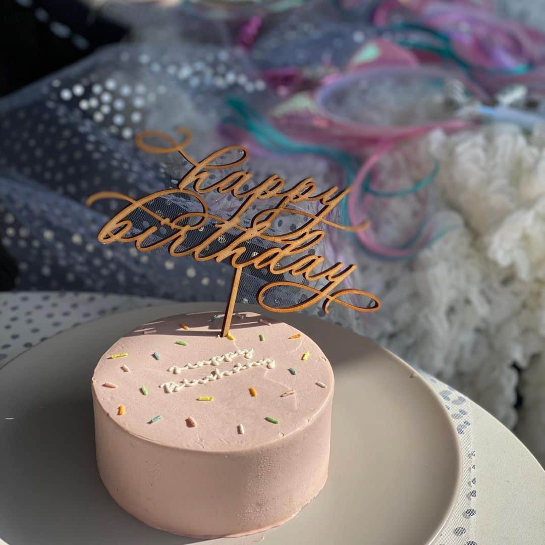 美生のインスタグラム：「𝙃𝙖𝙥𝙥𝙮 𝙗𝙞𝙧𝙩𝙝𝙙𝙖𝙮🦄🧁 ⁡ 愛しの次女のバースデー♡ 体調不良で1日遅れましたが 無事お祝いできてよかった！ ⁡ 強烈なママっ子で 大変な時もありますが これからもずっとずっと愛してるよ♡ ⁡ 生まれてきてくれて 私にたくさんの幸せをくれて ありがとう♡ ⁡ ⁡」