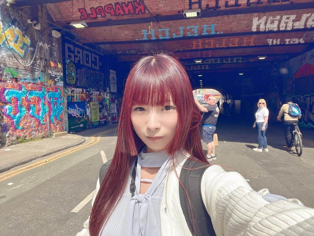 松田ゆう姫さんのインスタグラム写真 - (松田ゆう姫Instagram)「OvergroundでShoreditch High Street駅だっかな、撮影前にEast Londonを満喫しようと思って立ち寄った所  歩いてBrick lane Marketへ Foodや古着屋さん、手作りアクセサリーや色んなお店が出店してました 日曜日なのもあって多くの人が訪れていて、賑やかでした  壁中がアートペイントが施されてました、写真は一部だけどもっと色んなのがあって面白かったな  撮影では皆、英語オンリーだけど中には日本人スタッフの方も居て色々助けてもらいました✨ 待ち時間長かったですけど、その時間も楽しくて撮影も楽しくてハッピーに過ごせました💓 猫飼ってる率高くて、猫話にうちの子可愛いでしょの写真見せ合いも中々最高でした🐱  ロンドンが最高すぎて東京帰ってきてる今はnervousです、ロンドンでは目の保養だらけだったのに美人にイケメン👀笑  #bricklane #eastlondon」6月4日 18時14分 - yu________k1