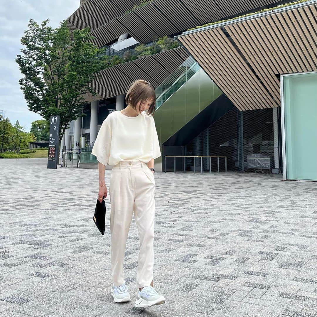 MATSUIRIHOさんのインスタグラム写真 - (MATSUIRIHOInstagram)「150cmコーデ🚶🏼‍♀️  涼しげな素材を重視したいこの頃。 程よい透け感と、程よいゆったりシルエットの トップスは久々の @selectmoca   素材も軽くて、着用していてノンストレス。 (ネックの後ろにボタンついてるので着脱もラクでありがたい🙏)  このくらいのシアー感が好き🫶🏻 インナーはアメスリ着ました◎  #selectmoca #セレクトモカ #タイアップ #150cmコーデ #低身長コーデ #大人ファッション #大人カジュアル #夏コーデ #シンプルコーデ #ホワイトコーデ #シアートップス #アメスリ #UNIQLO #ユニクロ #スニーカーコーデ #カジュアルコーデ #ボブヘア #ぱっつんボブ #ぱっつん前髪 #accessory #ユニクロコーデ #zozotown」6月4日 18時15分 - rihoo914