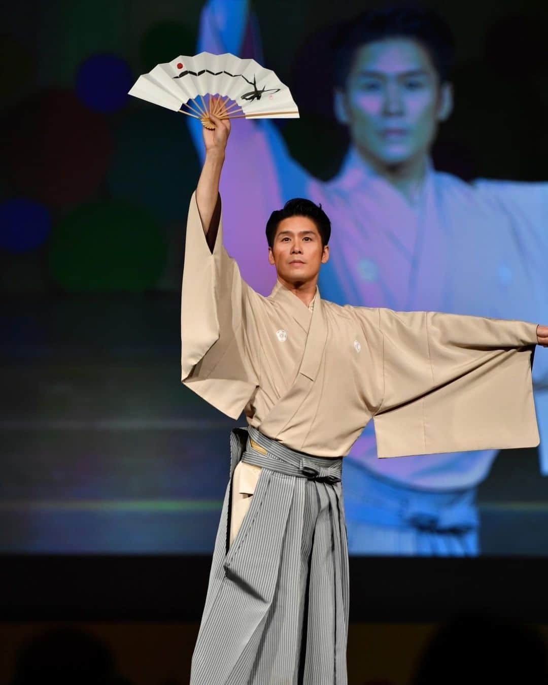 梅川壱ノ介（舞踊家）のインスタグラム：「𝑺𝒑𝒆𝒄𝒊𝒂𝒍 𝑩𝒆𝒂𝒖𝒕𝒚 𝑱𝒂𝒑𝒂𝒏 𝟐𝟎𝟐𝟑 ￣￣￣￣￣￣￣￣￣￣￣￣￣￣￣￣￣￣￣￣￣￣￣ 去る、2023/5/28 vol.2  昨年もパフォーマンスさせていただきました、《スペシャルビューティジャパン》にて、『ハナミズキ』を踊らせていただきました。  ありがとうございました！  Photo by @loaf_away_   #梅川壱ノ介 #舞踊家 #日本舞踊 #スペシャルビューティージャパン #ハナミズキ #ClassicJapanesedance #traditionaljapanesedance」