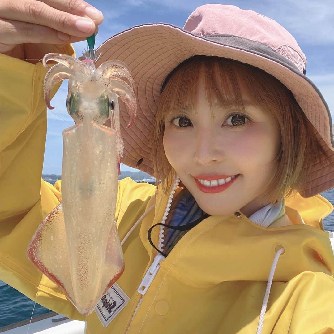 井上直美さんのインスタグラム写真 - (井上直美Instagram)「今日は「なおちんとマルイカ釣りinたいぞう丸さん」で釣行会♡ マルイカ初挑戦の方が結構居たのですが日頃他の釣りをされているので皆さん上手い！台風の影響が気になりましたがお天気も良く楽しすぎる時間を過ごさせて頂きました(^O^)幹事の神ちゃんはじめご参加下さいました皆様、ありがとうございました♪やっぱりみんなでワイワイするの楽しいな。みんなの笑顔を見れてパワーチャージ完了♪たいぞう丸のやまちゃん船長さん、たけし船長さんお世話になりました。  🐟タックルデータ🐟 ロッド♡アルファタックル アルファソニックマルイカ148MH リール♡テイルウォーク エラン SW VTN73L ライン♡アプロード ソルトマックス GT-R PE 0.8号 リーダー♡アプロード ソルトマックス ショックリーダーモバイル タイプＦ16lb よく乗ったスッテ♡JOKER マルイカジャック ウイリーヘッド35 404 サングラス♡宅配のめがねやさん 船♡葉山 たいぞう丸さん  　#マルイカ　#アルファタックル　#JOKER  #サンヨーナイロン　#釣行会　#マルイカ好きな人と繋がりたい  #たいぞう丸」6月4日 18時16分 - naochingyo