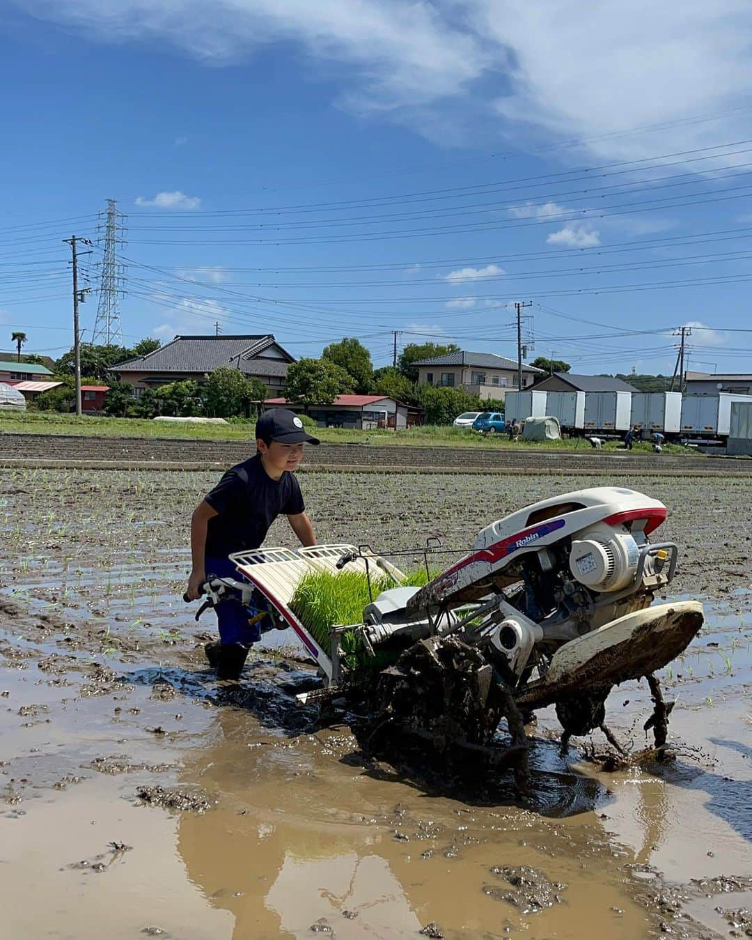 杉山愛さんのインスタグラム写真 - (杉山愛Instagram)「毎年恒例の田植え🌾 親戚の田んぼで貴重な経験✨  台風一過、気持ち良いお天気☀️ たくさん陽の光を浴びながら、どろんこ遊びしたり、田植えをしたり🌾 最高の1日を過ごすことができました😊 今日植えた稲がお米になる日が楽しみ😆  #田植え #美味しいお米 #できますように」6月4日 18時18分 - aisugiyamaofficial