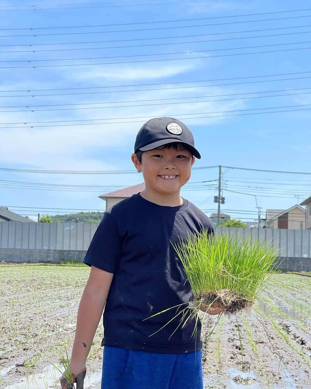 杉山愛さんのインスタグラム写真 - (杉山愛Instagram)「毎年恒例の田植え🌾 親戚の田んぼで貴重な経験✨  台風一過、気持ち良いお天気☀️ たくさん陽の光を浴びながら、どろんこ遊びしたり、田植えをしたり🌾 最高の1日を過ごすことができました😊 今日植えた稲がお米になる日が楽しみ😆  #田植え #美味しいお米 #できますように」6月4日 18時18分 - aisugiyamaofficial